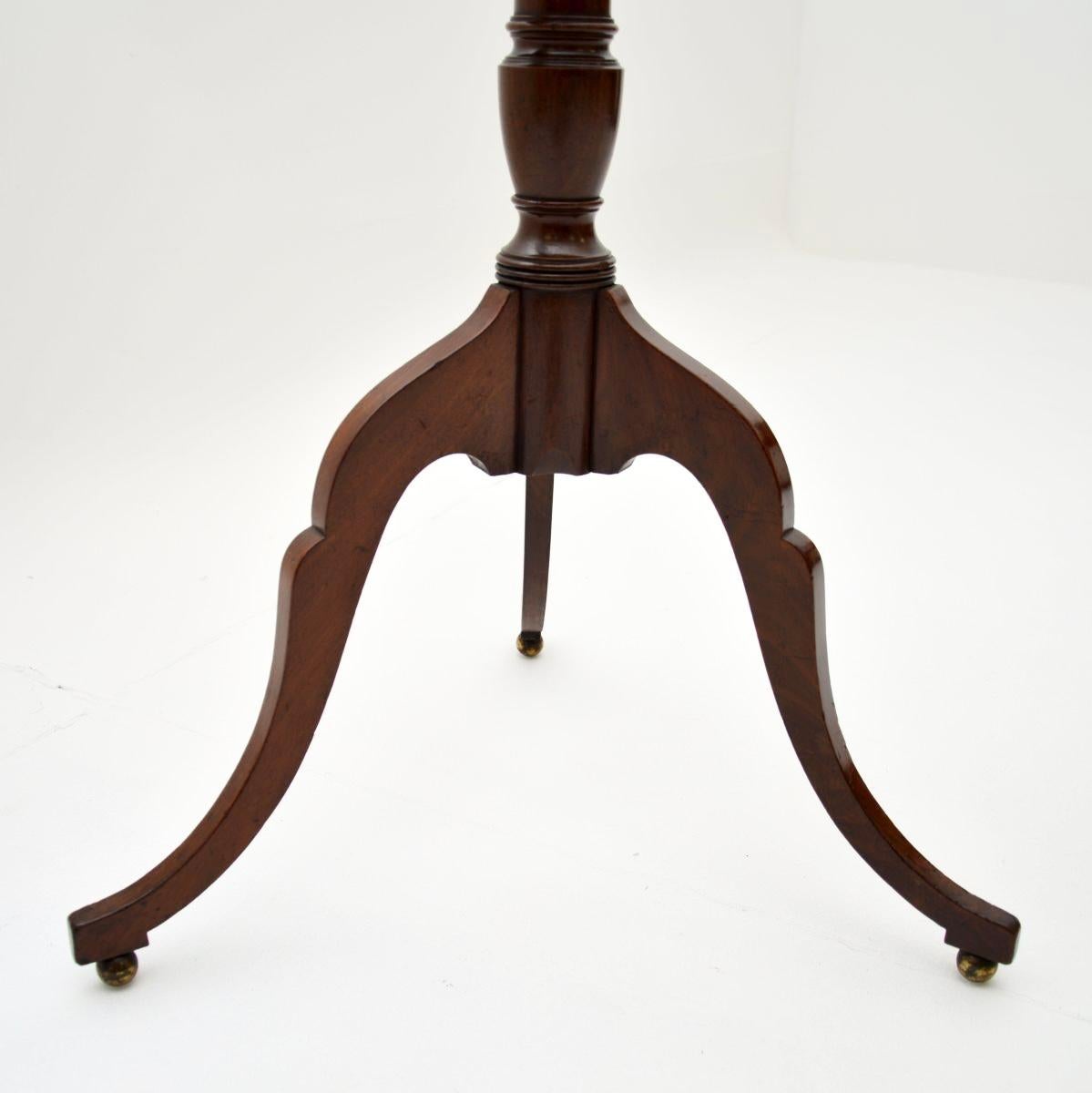 Table d'appoint géorgienne ancienne à plateau basculant en vente 1