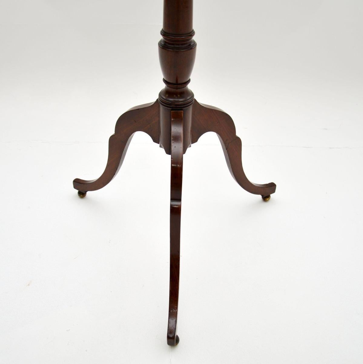 Table d'appoint géorgienne ancienne à plateau basculant en vente 2