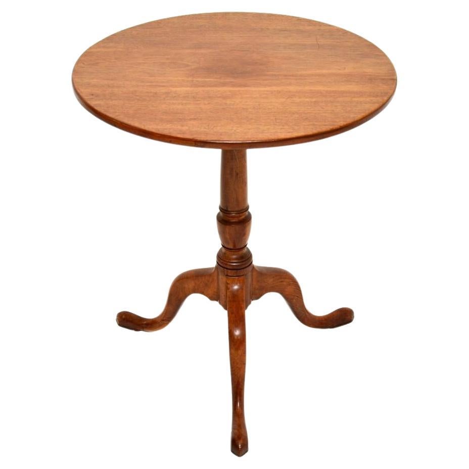 Mesa auxiliar georgiana antigua con tapa basculante