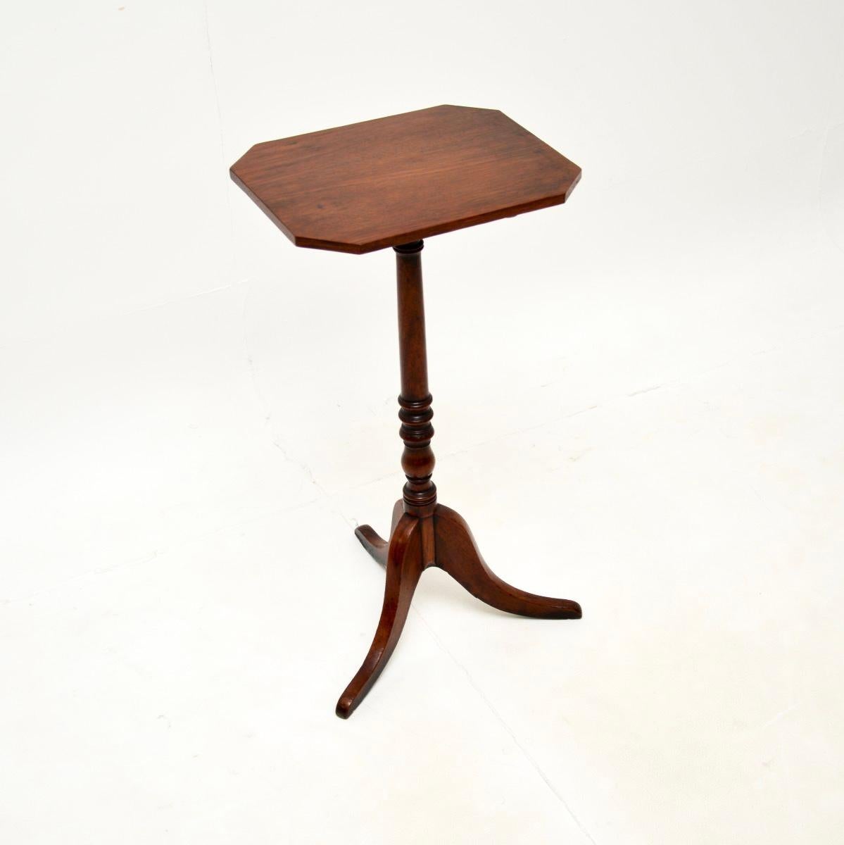 Une belle table d'appoint ancienne géorgienne à plateau basculant. Fabriqué en Angleterre, il date d'environ 1800-1820.

Il est très bien fait, a une taille utile et a beaucoup de caractère. Le bois a acquis une magnifique patine au fil des ans. La