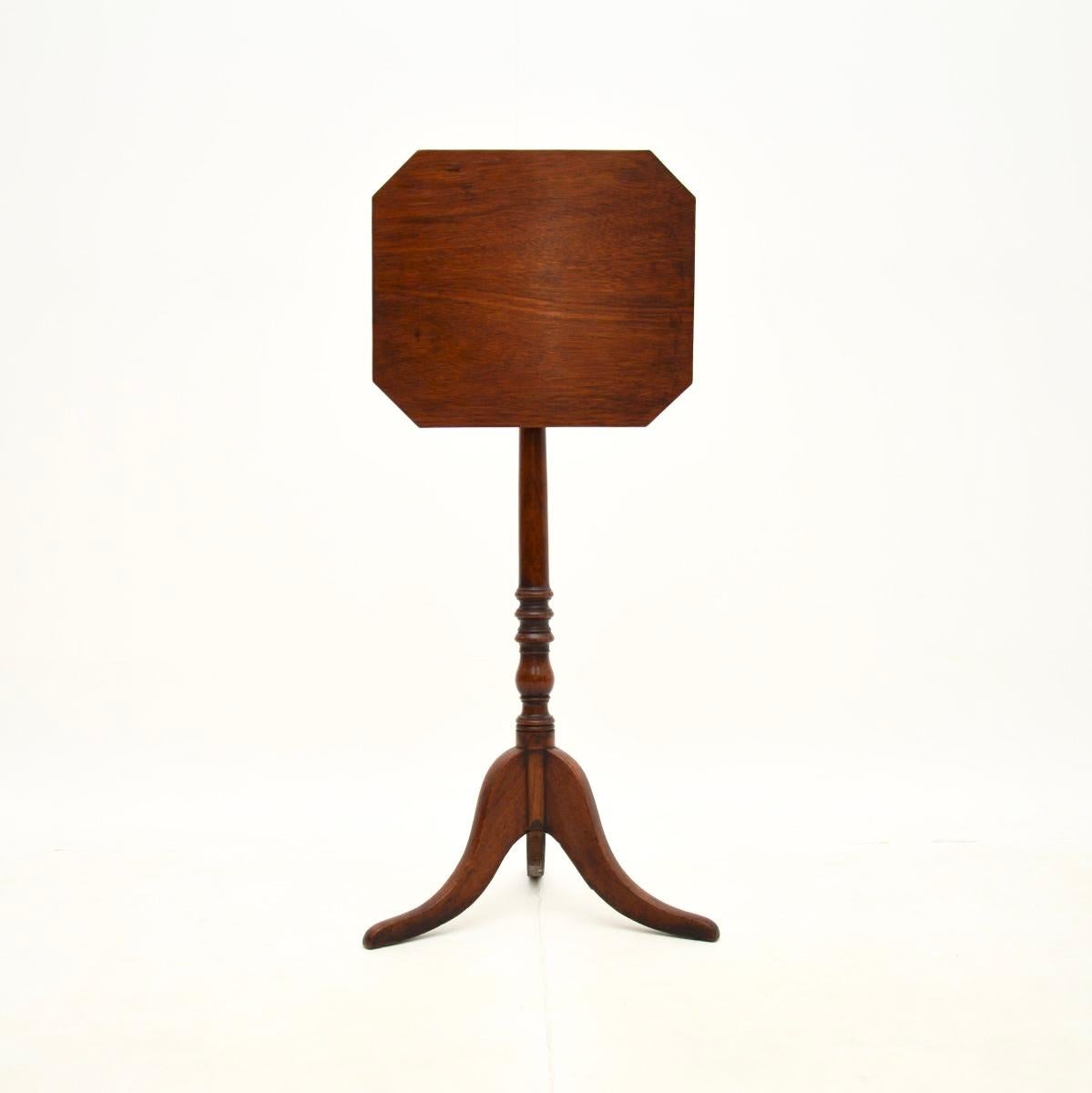 Britannique Table d'appoint géorgienne ancienne à plateau basculant en vente