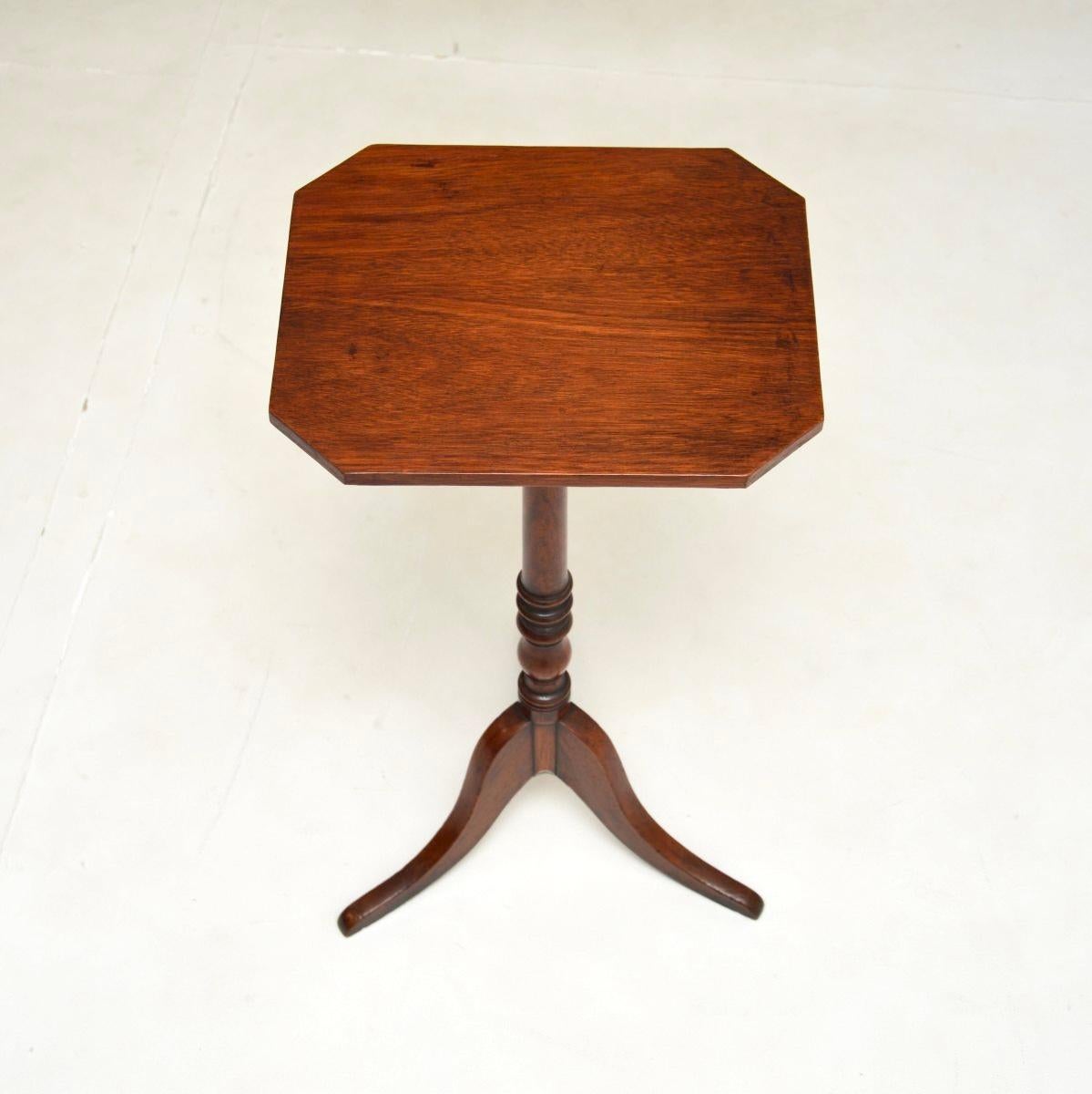 Table d'appoint géorgienne ancienne à plateau basculant Bon état - En vente à London, GB