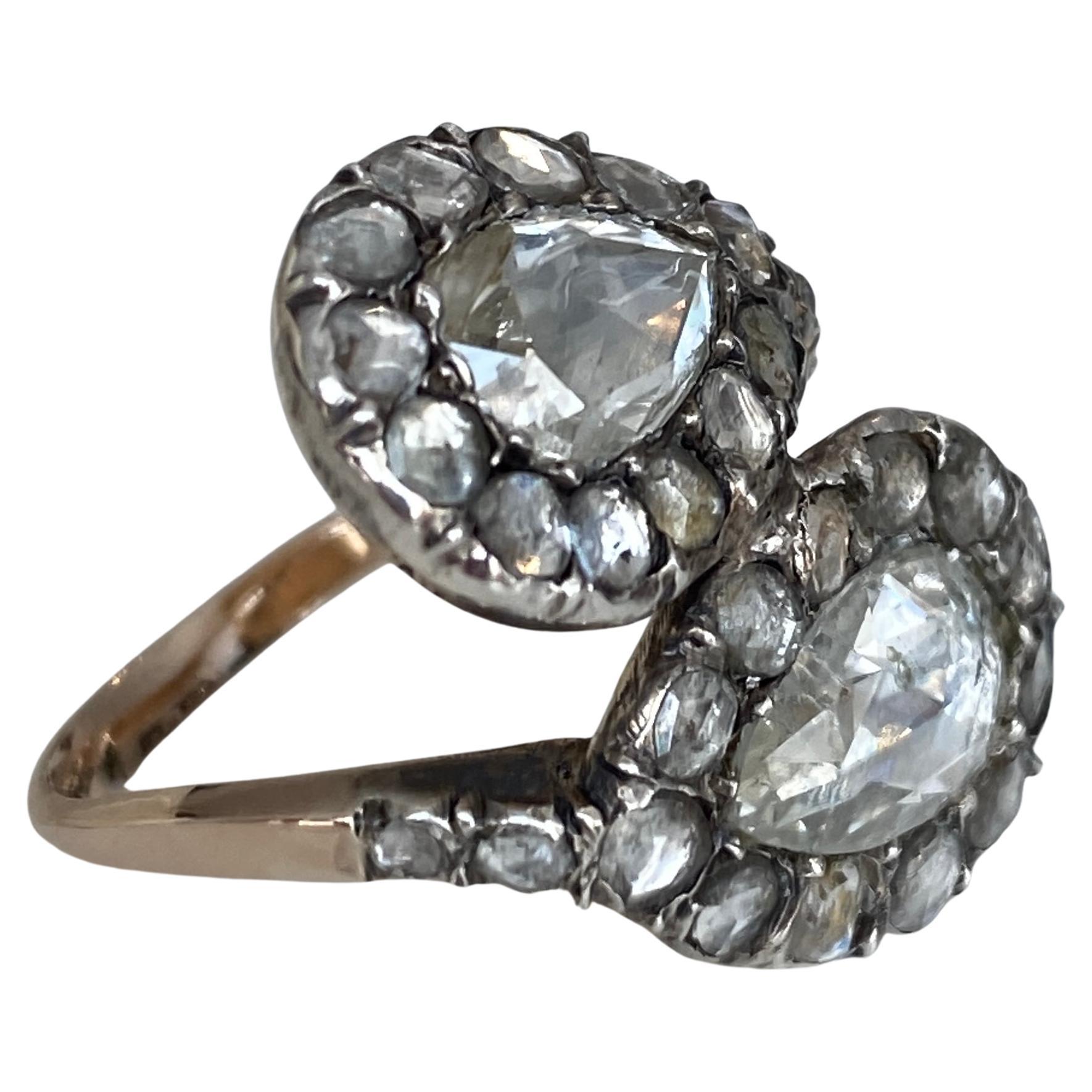 Bague géorgienne exclusive toi en moi du début du 18e/19e siècle, vers 1780 - 1810. Cette bague a donc environ 240 ans ! Décorée d'un  deux grands diamants principaux taillés en rose, avec un dos en feuille, dans une monture en argent 