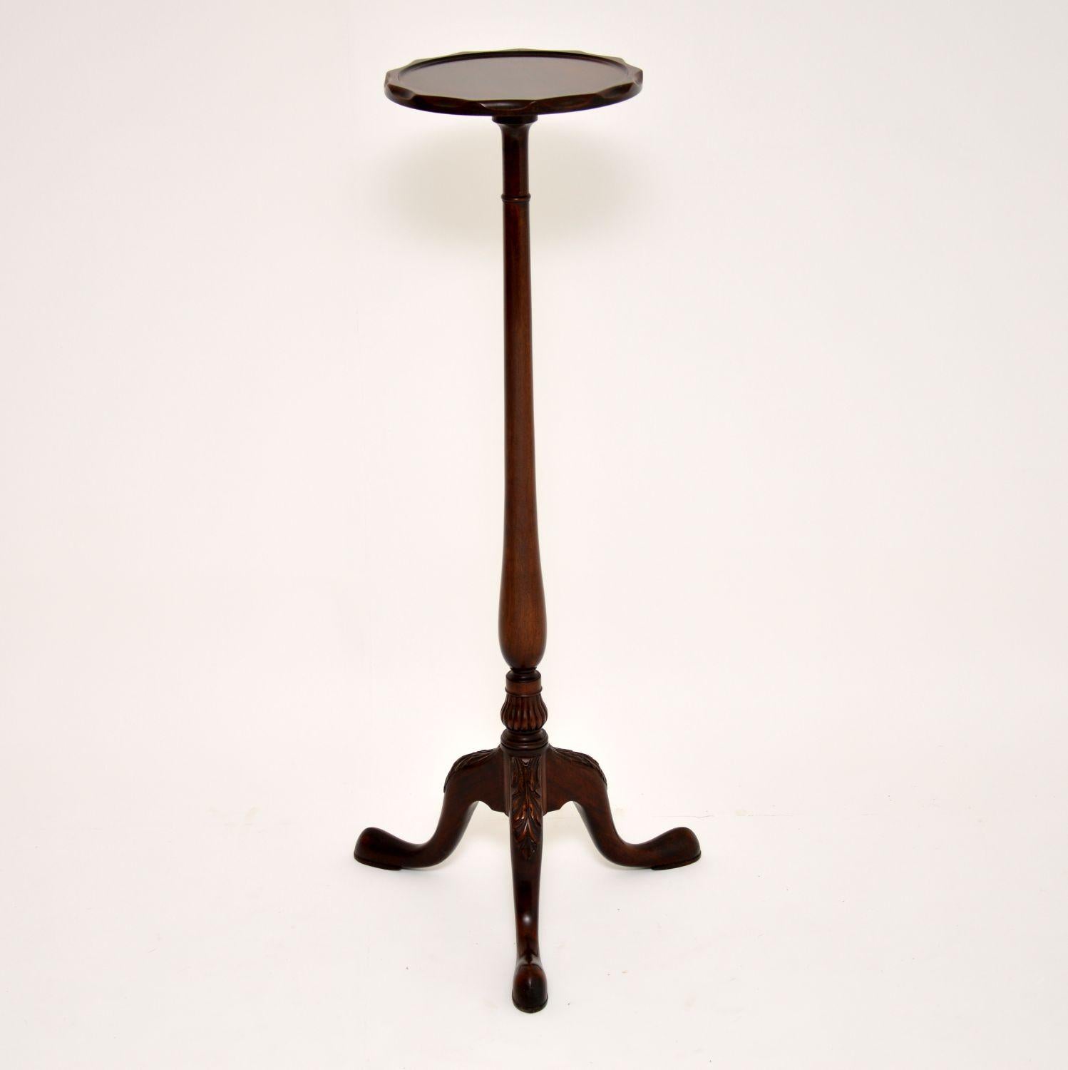 Fine quality antique torchere stand dating from the 1900-10 period & in excellent condition. It has an elegantly shaped turned column with fluting at the base & well carved tripod legs with pad feet.

Measures: Width base – 19 inches, 49 cm
Width