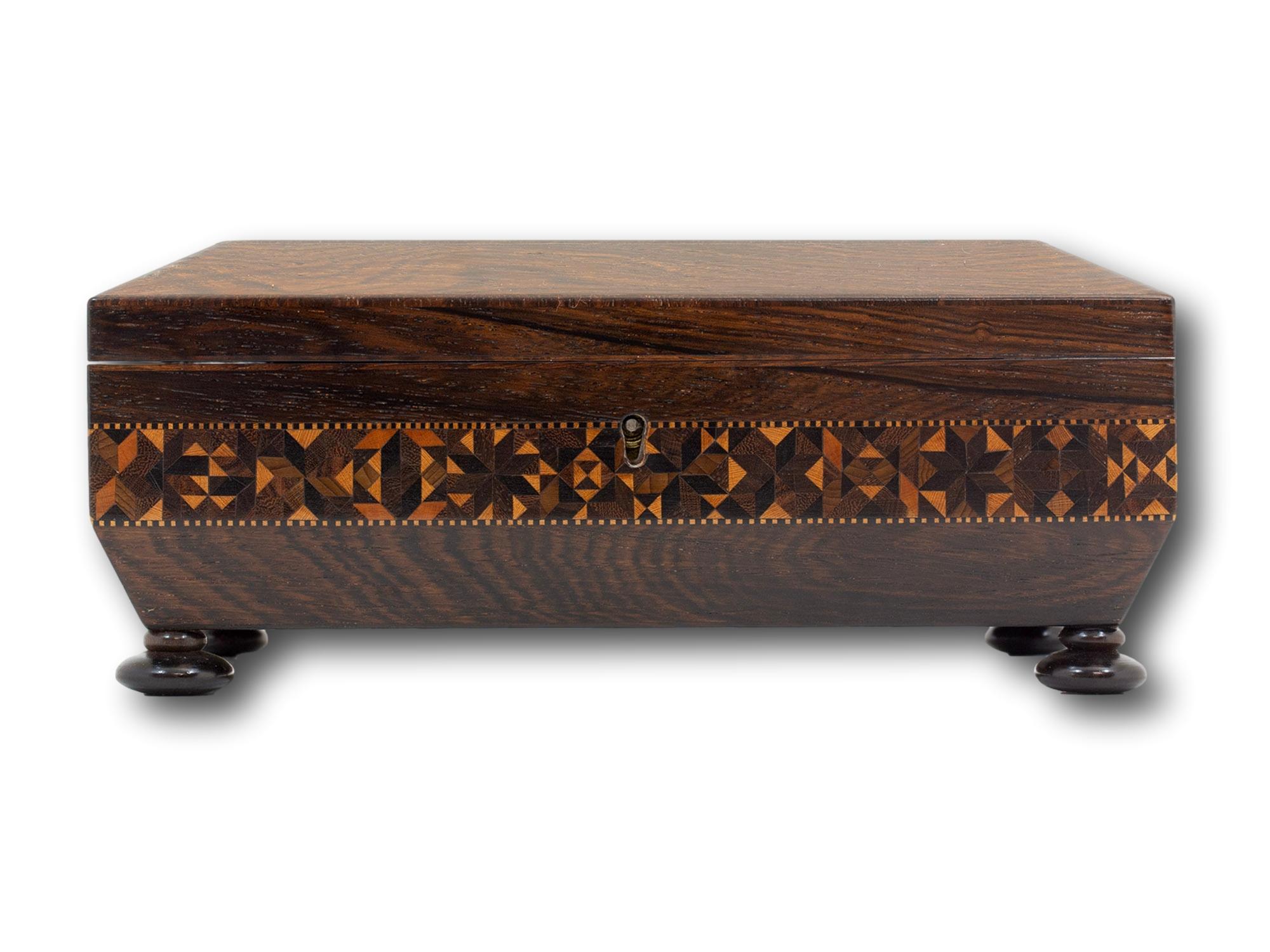 Con Interior de Costurero Ajustado

De nuestra colección Tunbridge Ware, nos complace ofrecerte este Costurero Tunbridge Ware. Caja de madera de palisandro, de forma rectangular, con amplias incrustaciones de decoración geométrica en mosaico en el