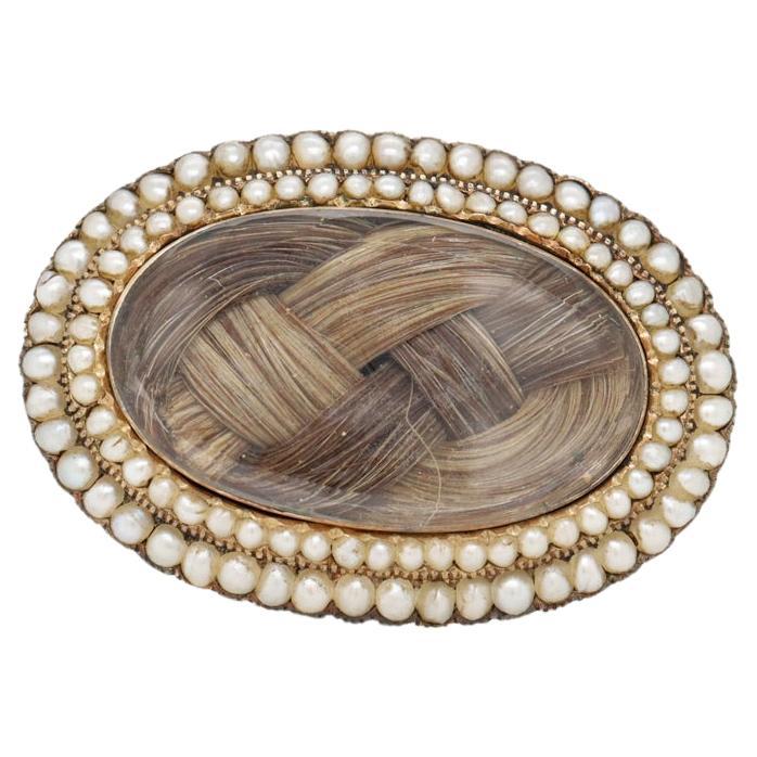 Broche de deuil de deuil ancienne de style géorgien/victorien en or 14 carats et perles naturelles tressées