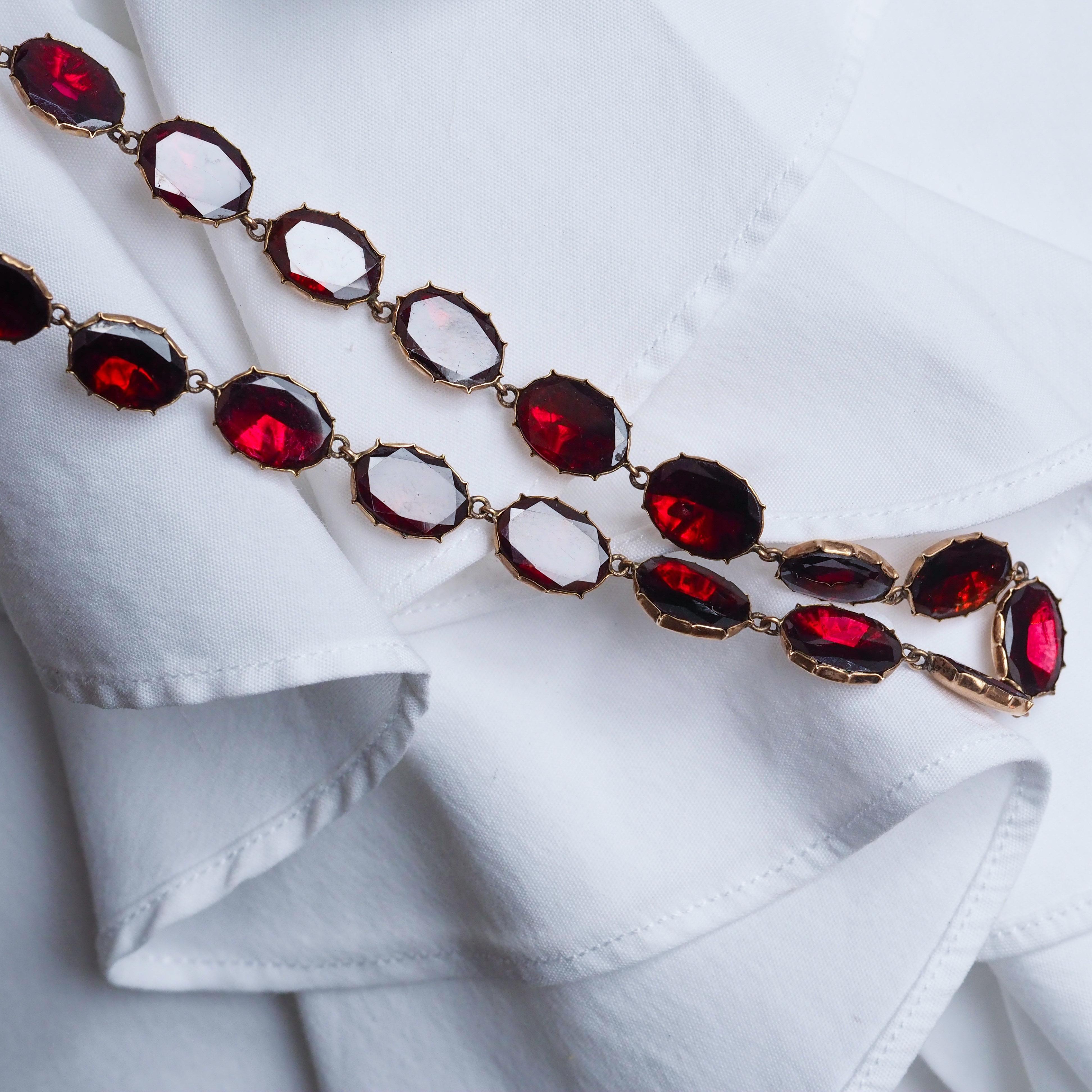 Nous sommes ravis de proposer ce magnifique collier antique de la fin de l'époque géorgienne/début de l'époque victorienne en or 9ct à grenats, réalisé au début du 19ème siècle.

Ce collier, qui porte bien son nom et dont l'étymologie est évidente