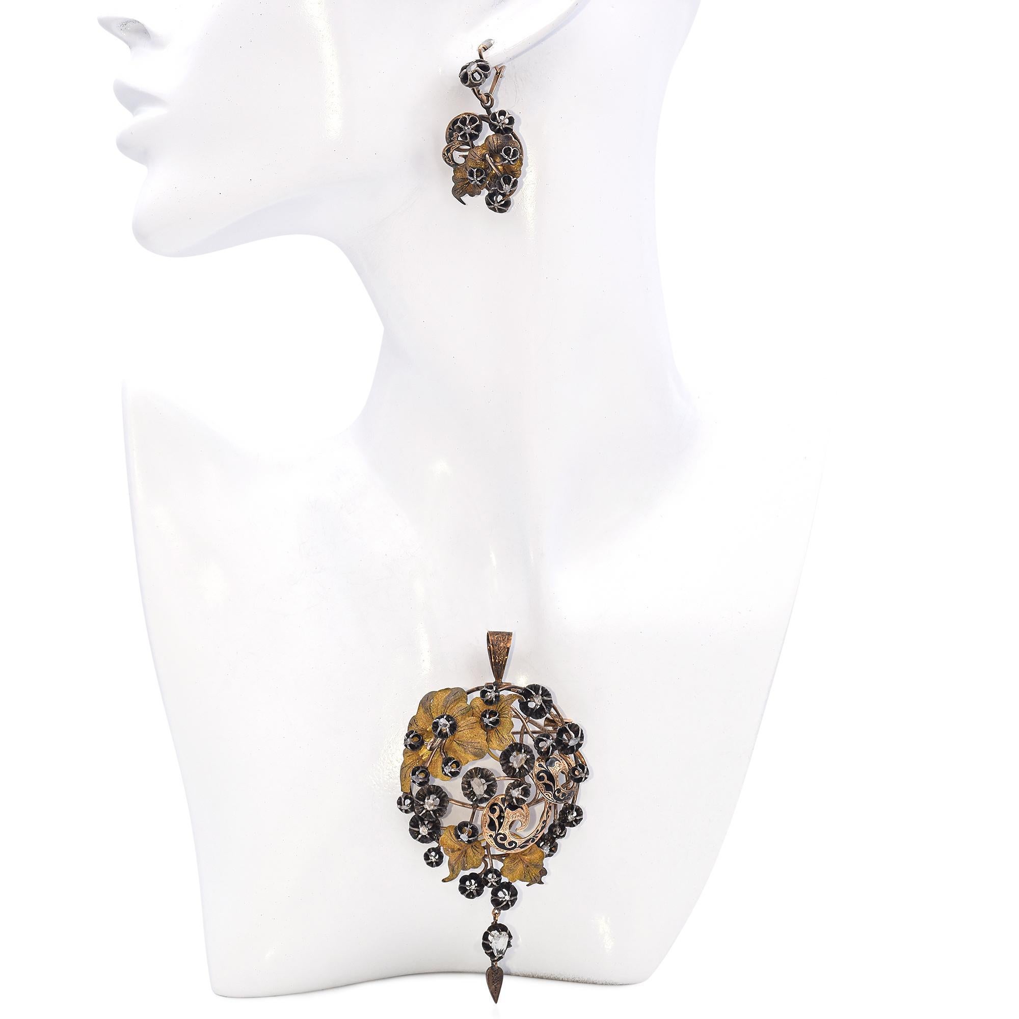 Exquisément réalisée en métal doré et en or 12 carats, cette parure du début du XIXe siècle est ornée d'une étonnante série de diamants taillés en rose. Le design complexe présente un mélange harmonieux de motifs floraux et de tourbillons, ornés de