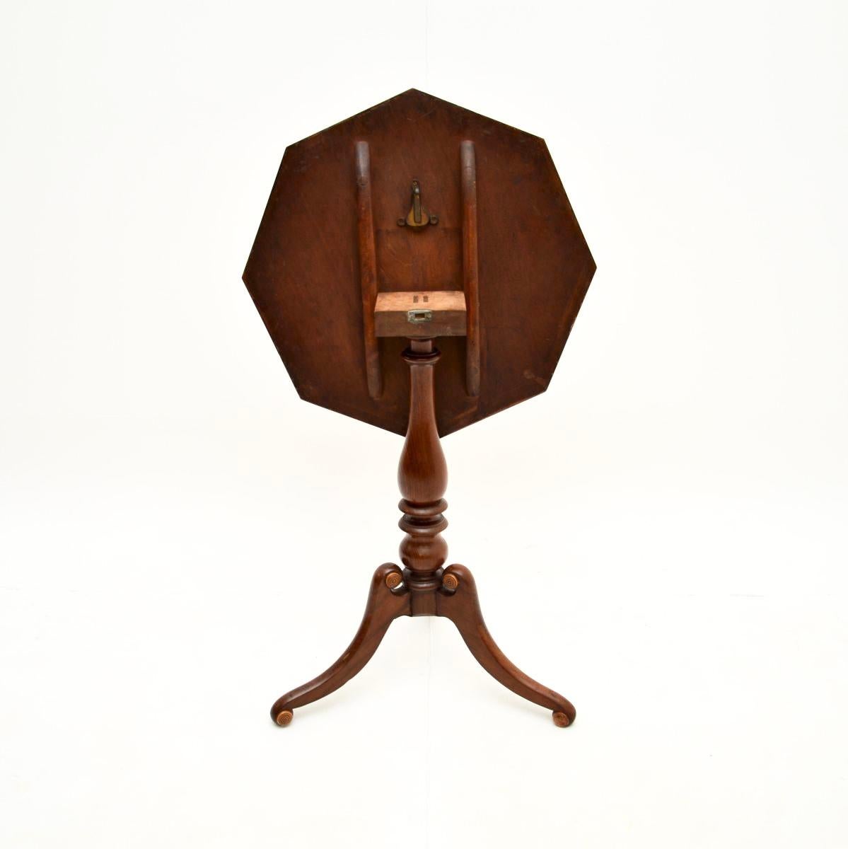 Mesa auxiliar georgiana antigua de nogal con tapa a presión Arce ojo de pájaro en venta