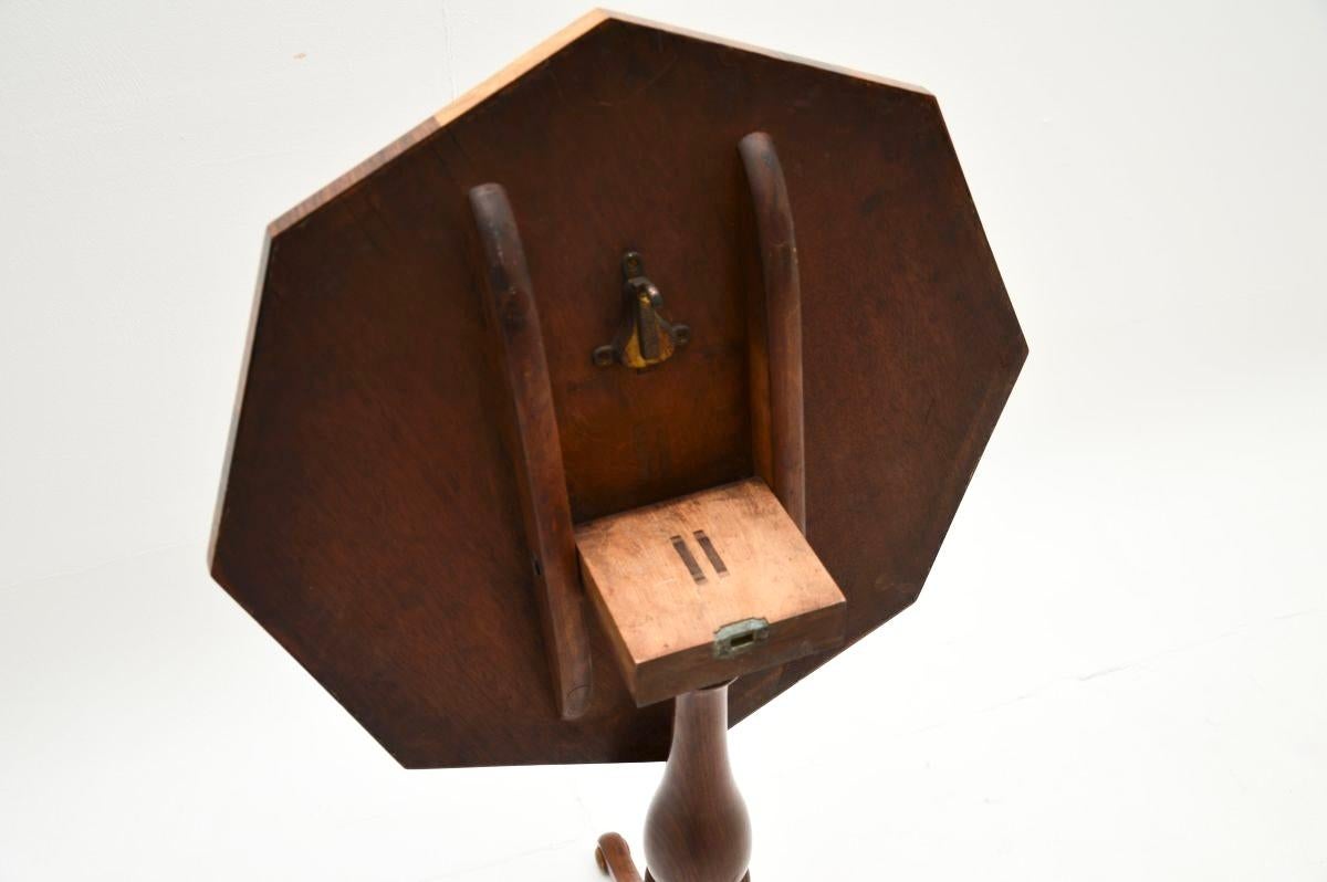 Mesa auxiliar georgiana antigua de nogal con tapa a presión en venta 1