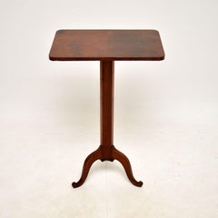 Ancienne table d'appoint tripode en noyer de style géorgien
