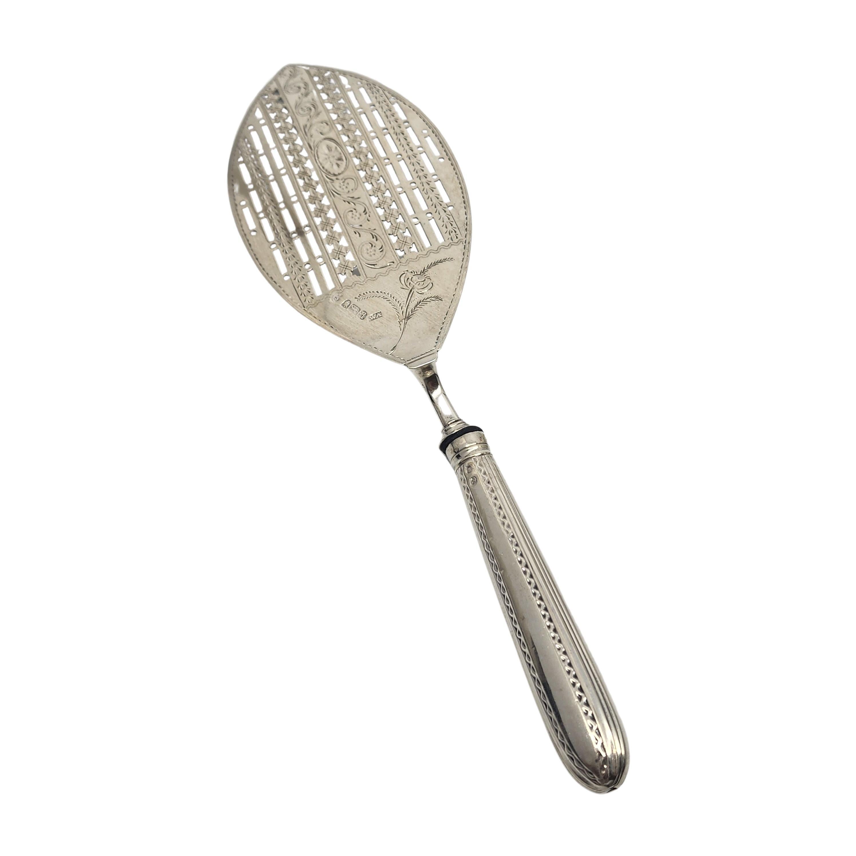 Pelle à tarte ancienne en argent sterling par William Abdy de Londres, Angleterre, vers 1785.

Pas de monogramme ni de gravure.

Datant de l'époque géorgienne, cette magnifique pelle à tarte (ou à poisson) présente des motifs gravés en taille douce,