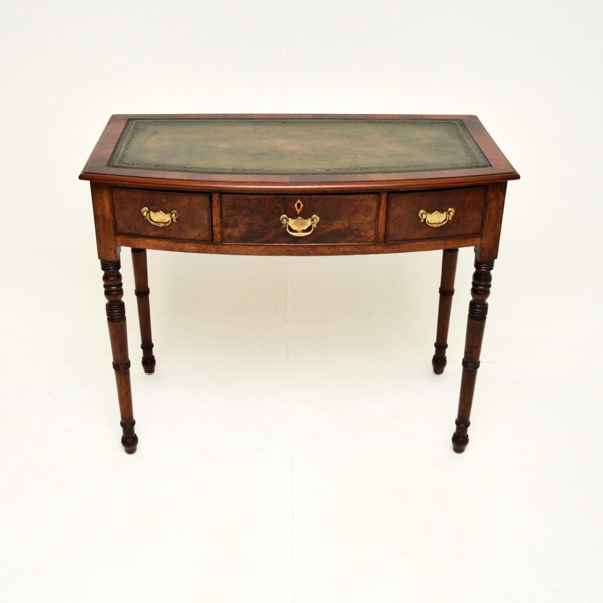 Magnifique table à écrire / bureau géorgien ancien. Fabriqué en Angleterre, il date de la période 1800-1820.

Il est d'une superbe qualité et présente un ravissant motif en arc de cercle. Il repose sur des pieds joliment tournés et les tiroirs sont
