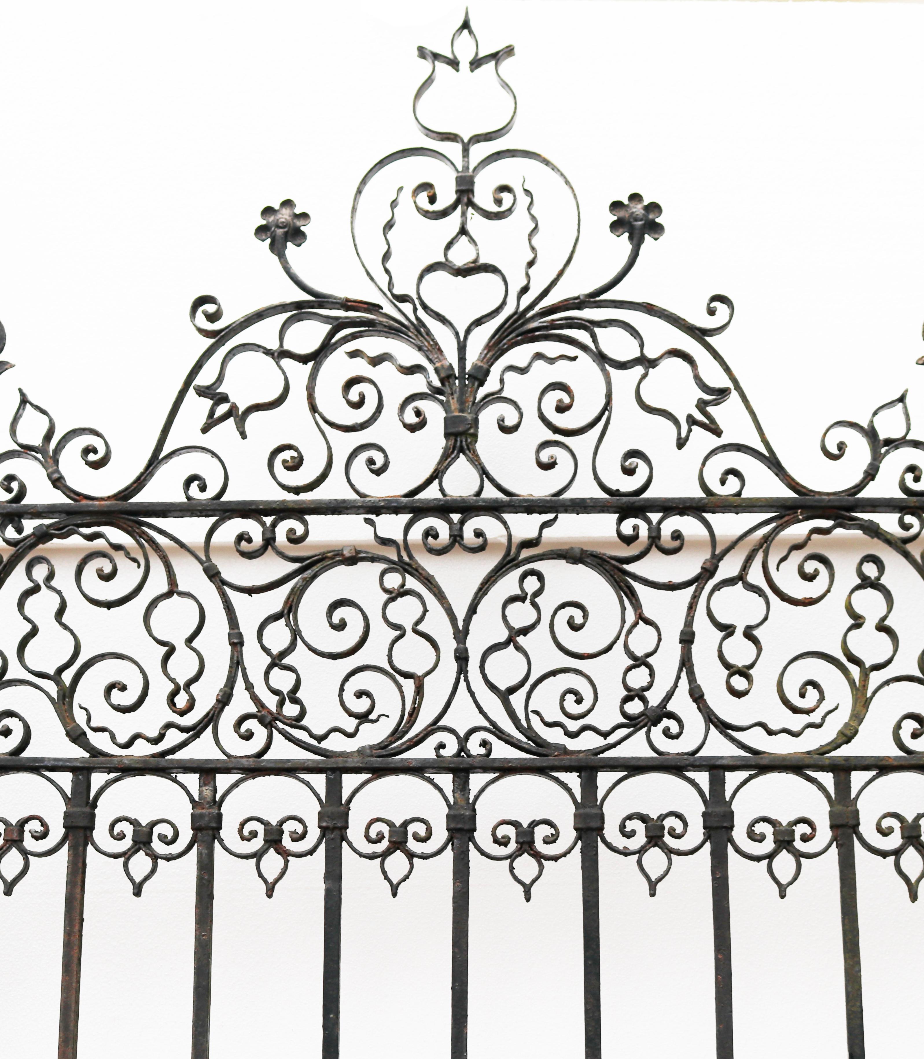 Antique Georgian Wrought Iron Gateway In Good Condition For Sale In Wormelow, Herefordshire