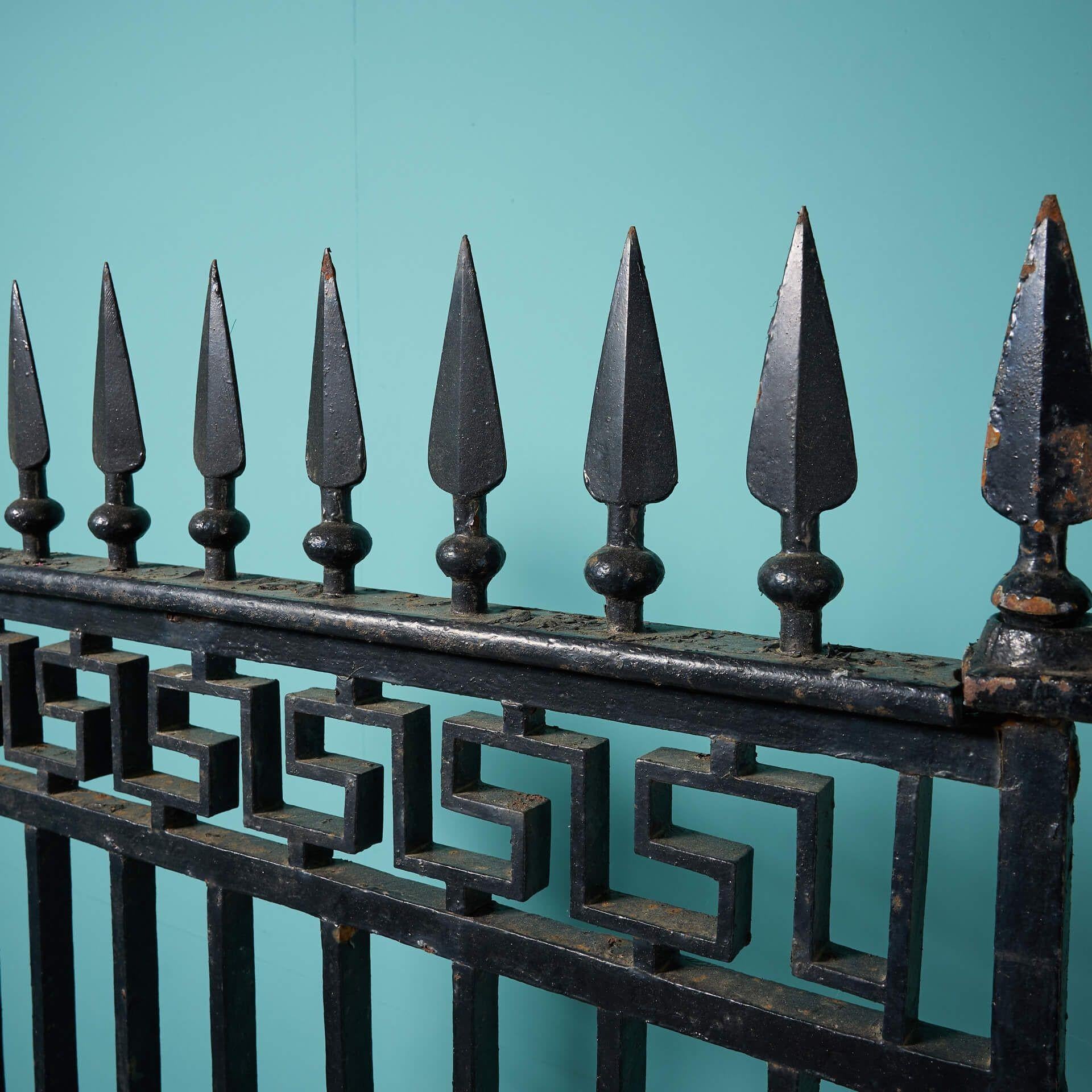 Georgiano Antico cancello pedonale georgiano in ferro battuto e paletti in vendita