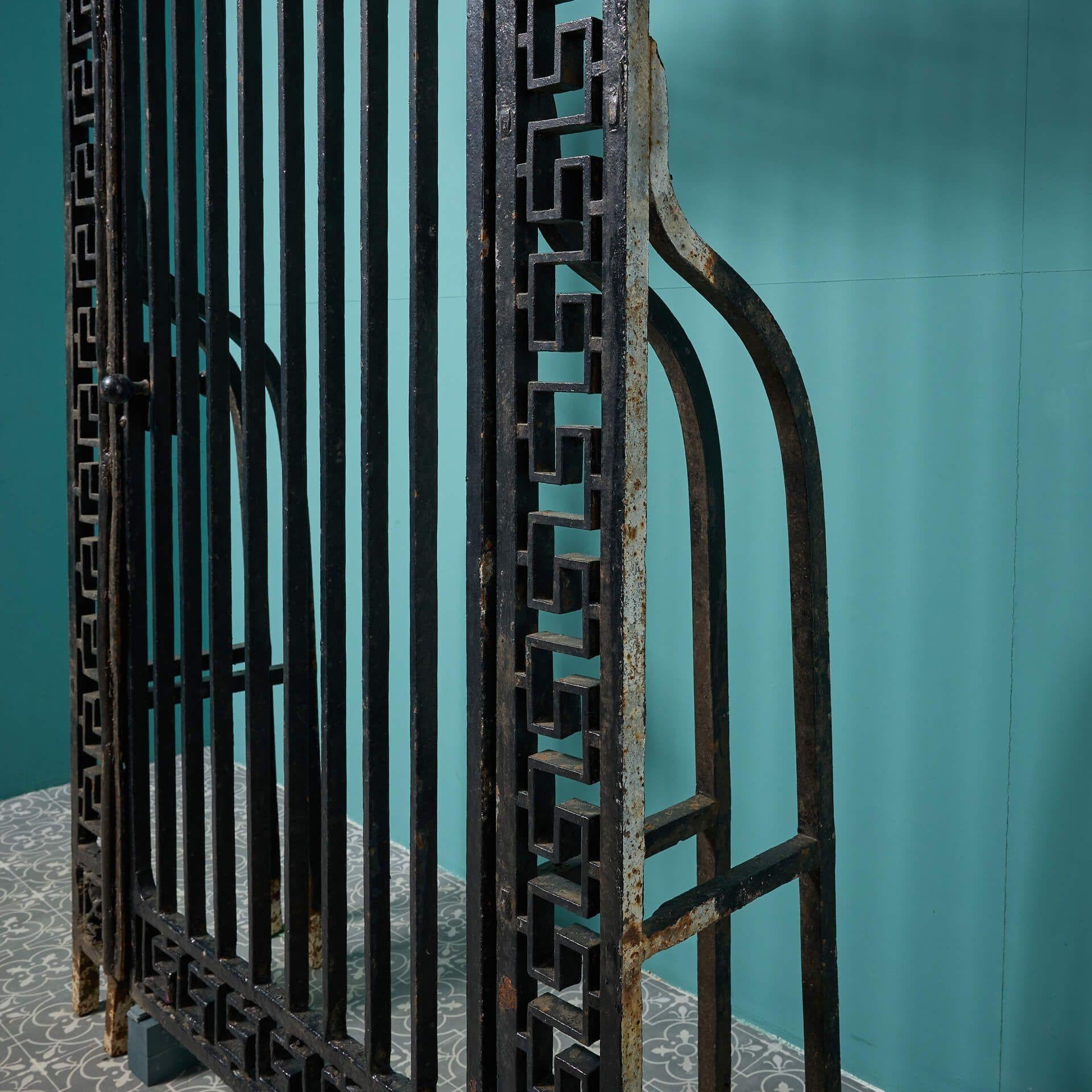 Inglese Antico cancello pedonale georgiano in ferro battuto e paletti in vendita