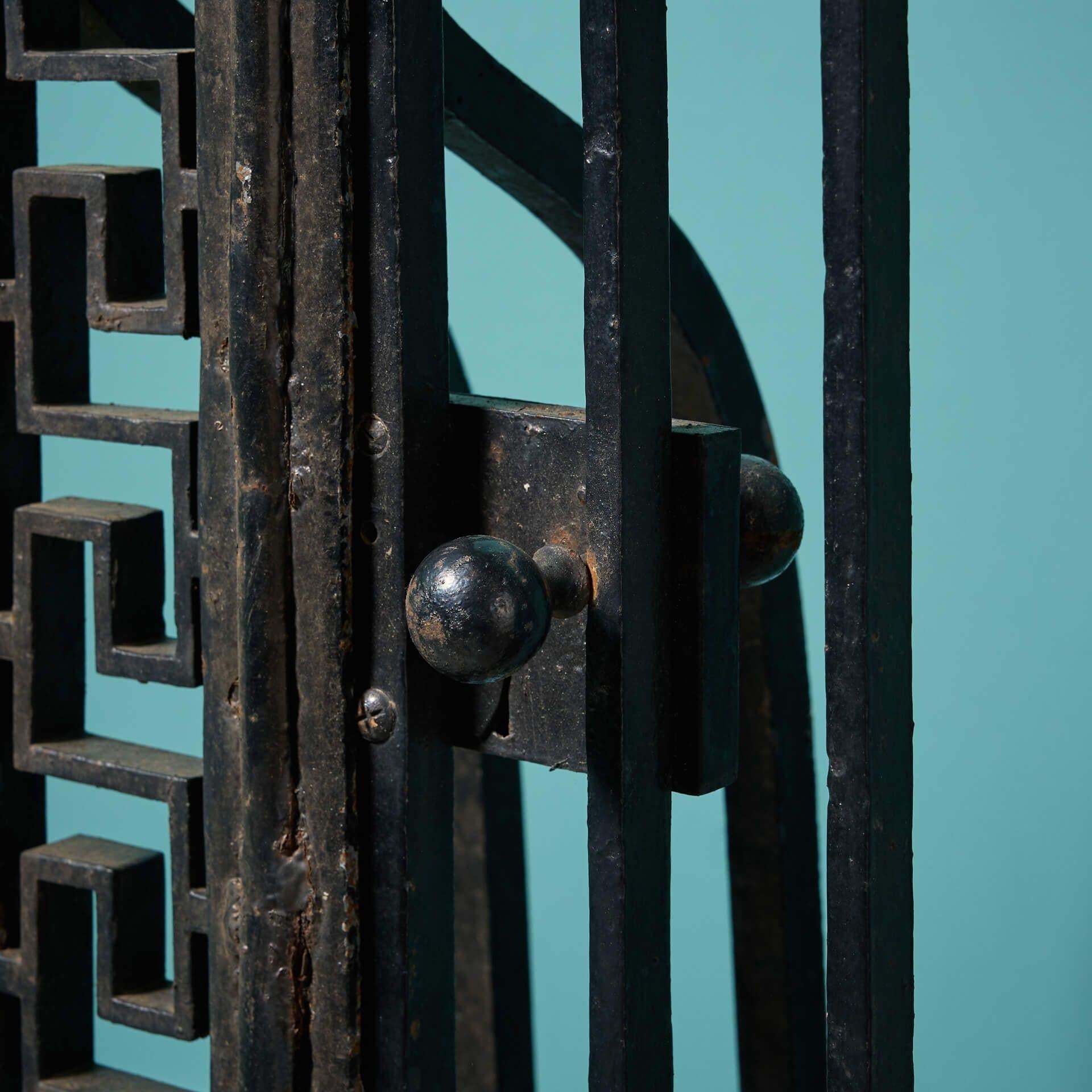 Antico cancello pedonale georgiano in ferro battuto e paletti In condizioni discrete in vendita a Wormelow, Herefordshire