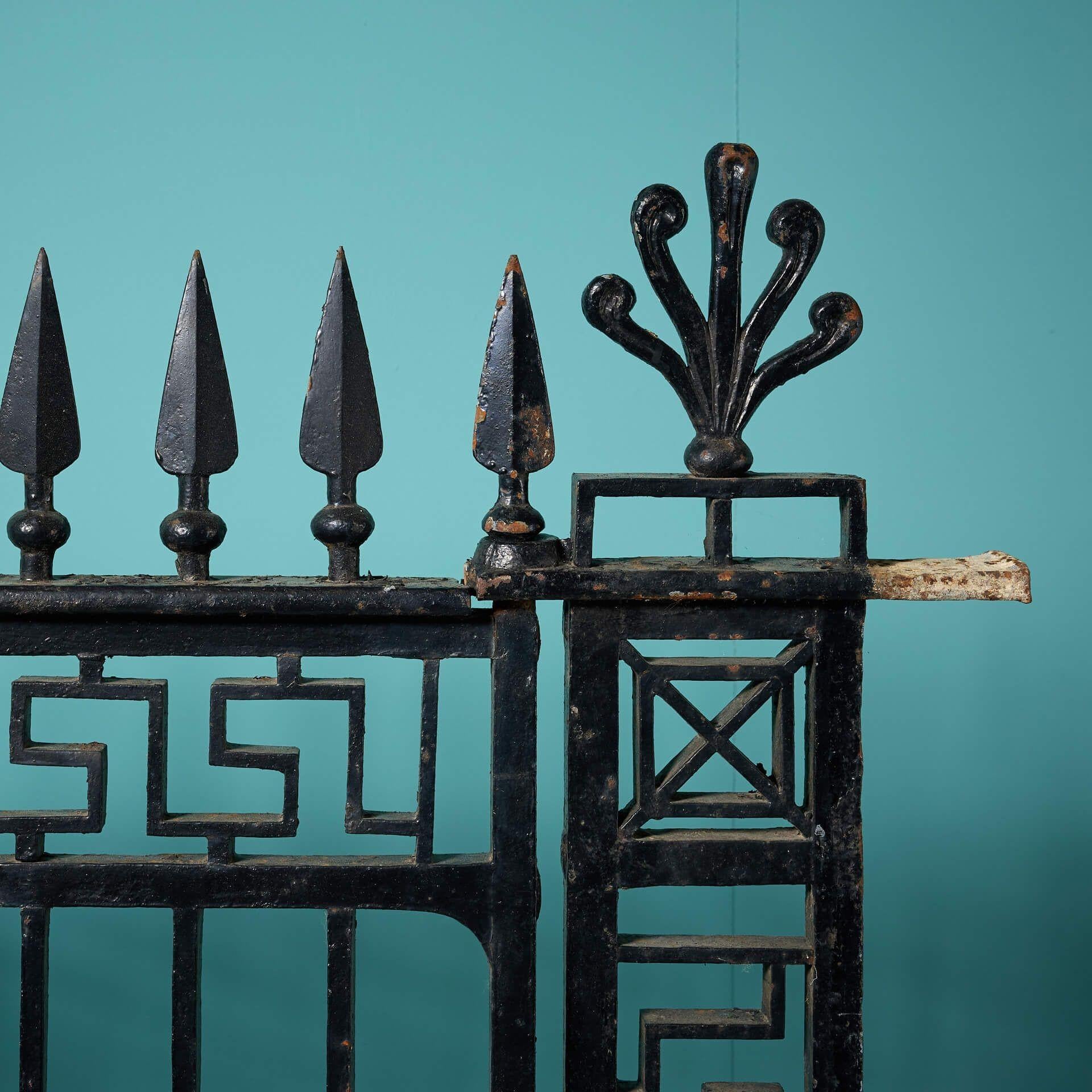 XIX secolo Antico cancello pedonale georgiano in ferro battuto e paletti in vendita