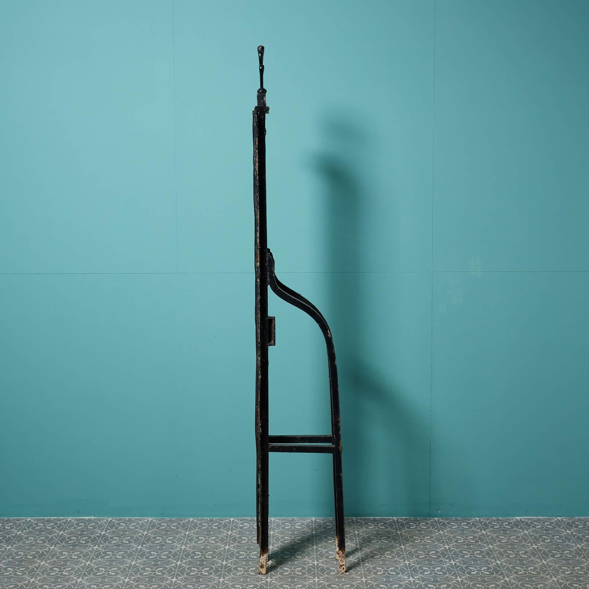 Antico cancello pedonale georgiano in ferro battuto e paletti in vendita 1