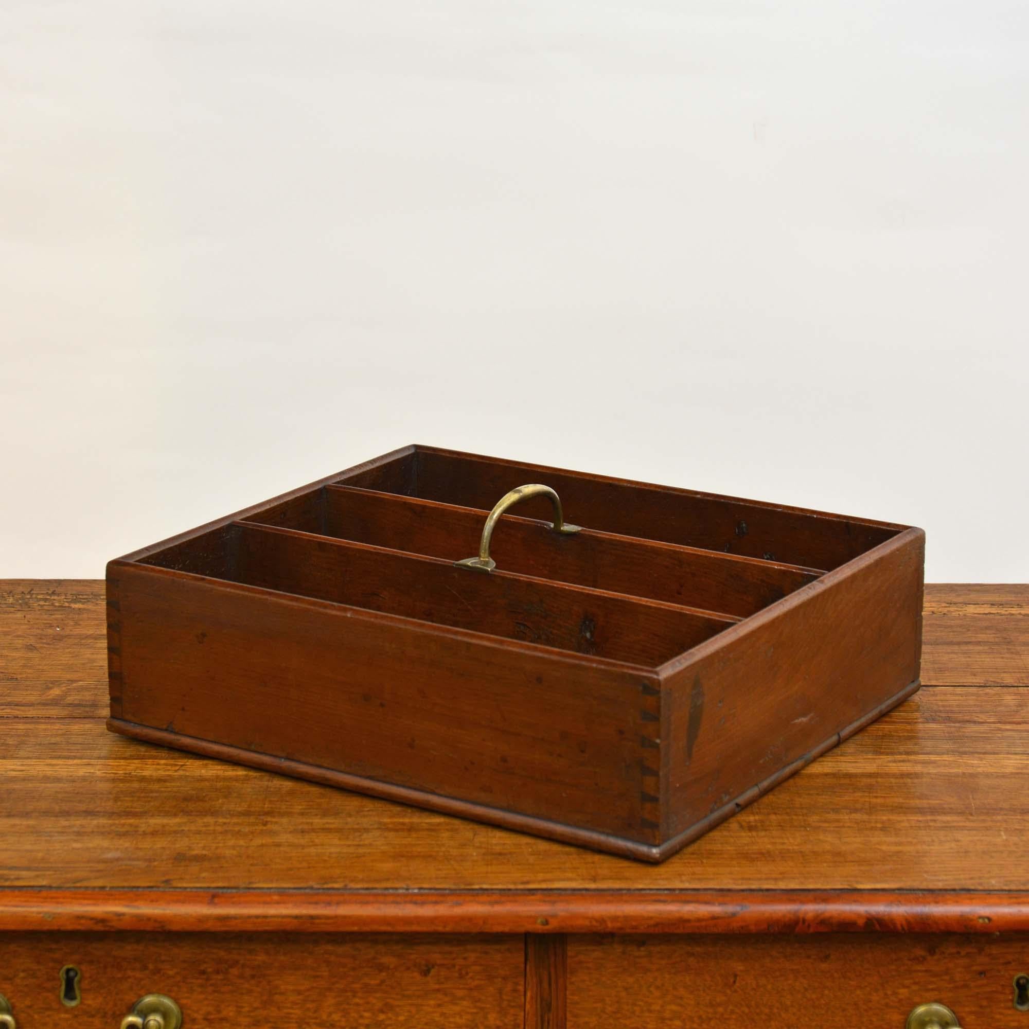 Plateau à couverts en bois d'if de style géorgien, rectangulaire avec trois divisions pour les couverts et une poignée centrale en laiton. Le plateau avec de fines queues d'aronde.  Ces plateaux ont été conçus pour transporter les couverts dans la