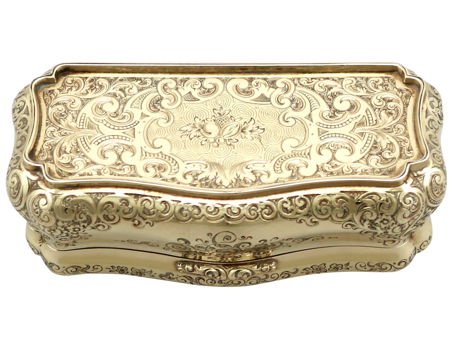 Une tabatière exceptionnelle, fine et impressionnante, en or allemand ancien 14 carats, qui vient s'ajouter à notre collection de tabatières en or.

Cette tabatière exceptionnelle, fine et impressionnante, en or jaune 14k allemand ancien, a une