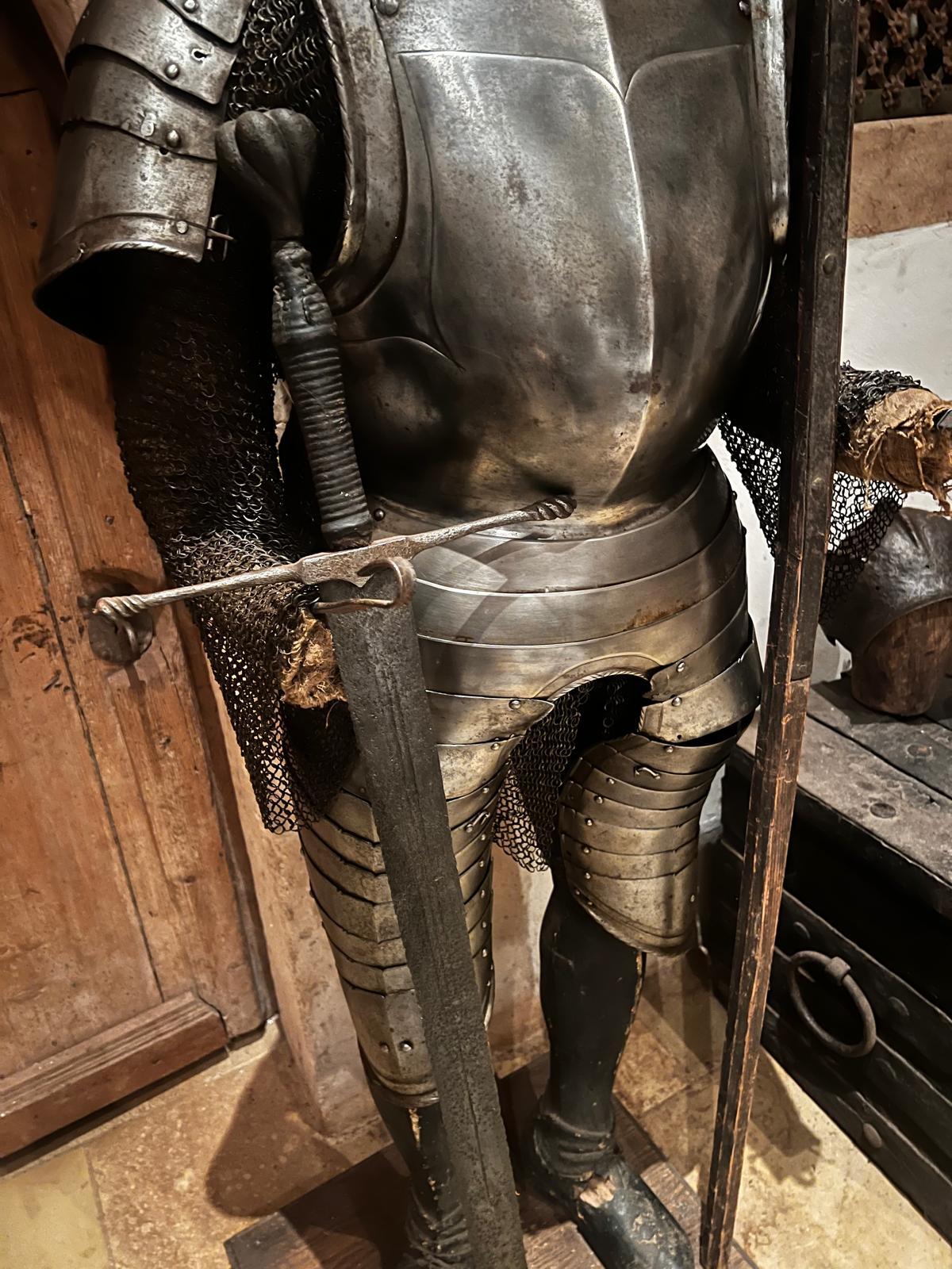 Rare armure d'infanterie italienne du 16e siècle avec casque à bonnet et hallebarde en vente 3