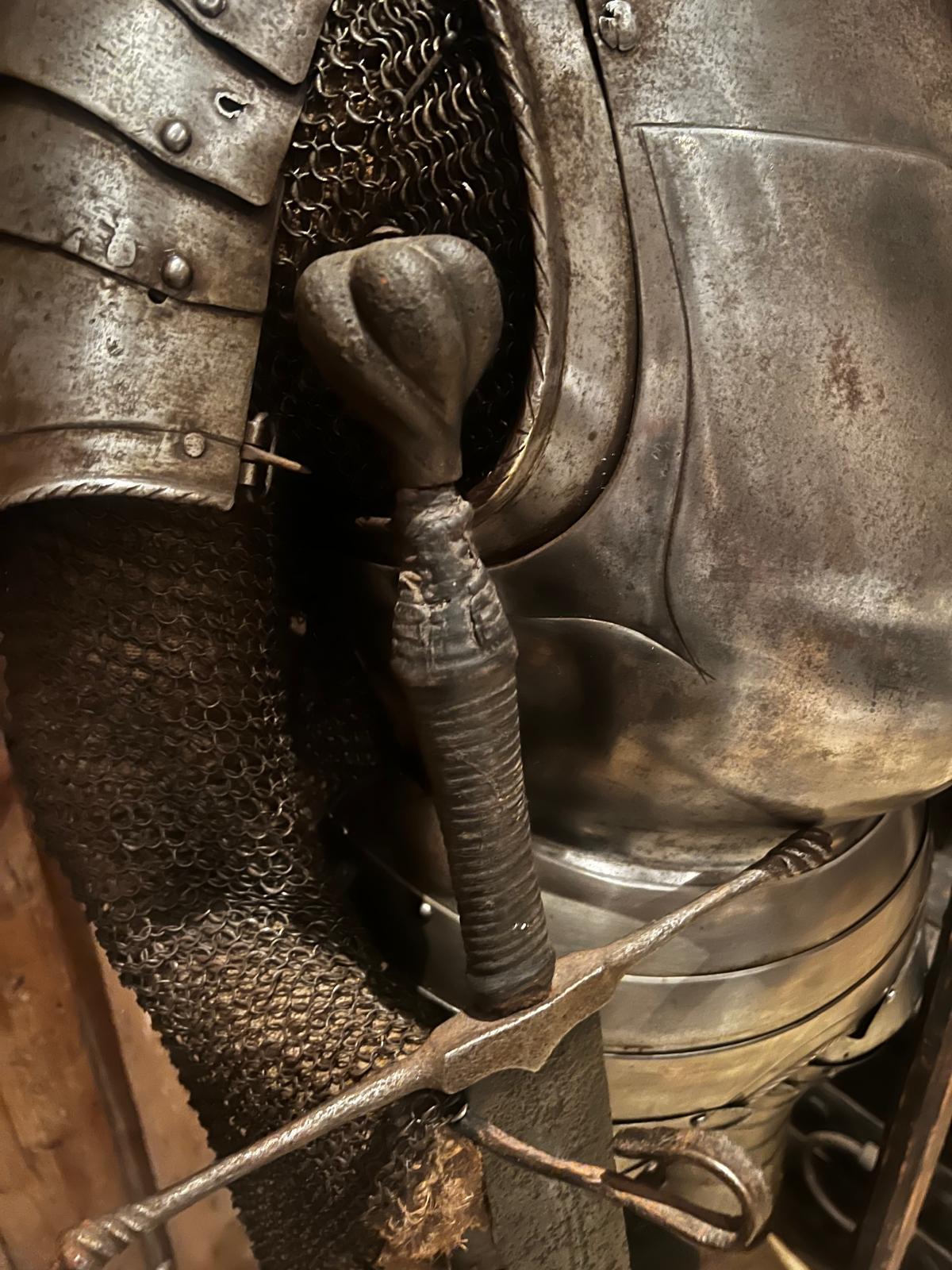 Rare armure d'infanterie italienne du 16e siècle avec casque à bonnet et hallebarde en vente 4