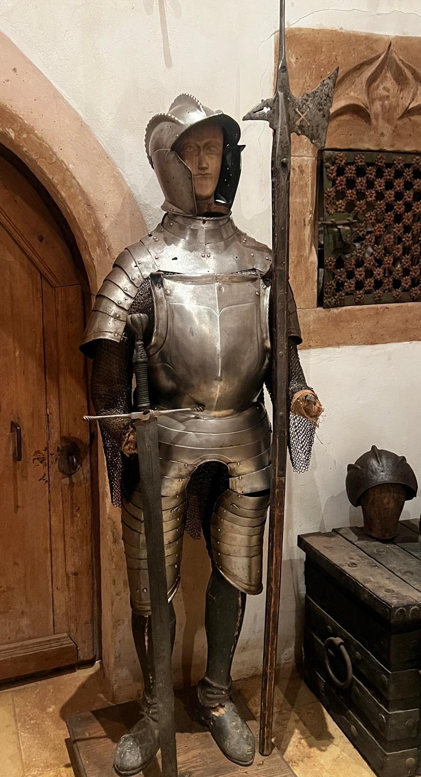 Rare armure d'infanterie italienne du 16e siècle avec casque à bonnet et hallebarde en vente 5
