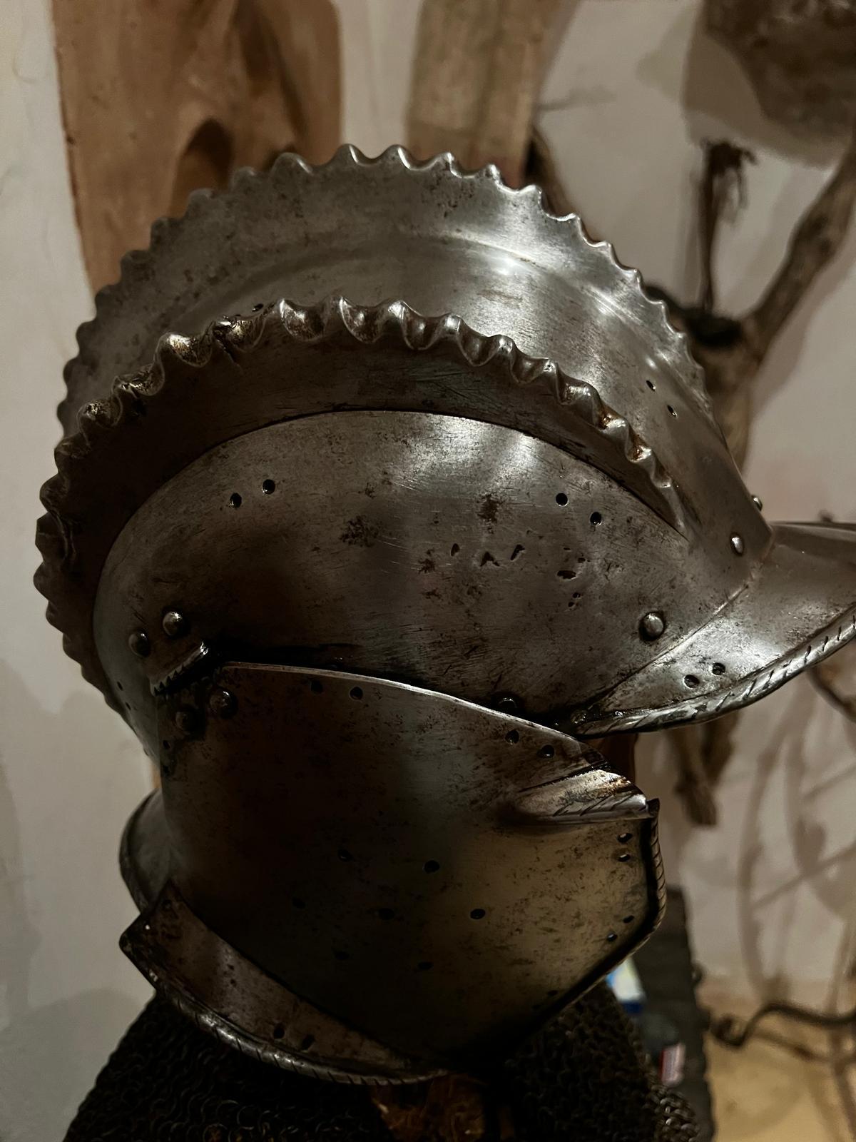 Exceptionnel et extrêmement rare ensemble complet d'armure d'infanterie italienne du XVIe siècle, comprenant un casque de burgonet à triple peigne finement ouvragé avec des oreillettes à charnières pour améliorer l'audition. Le casque conserve son