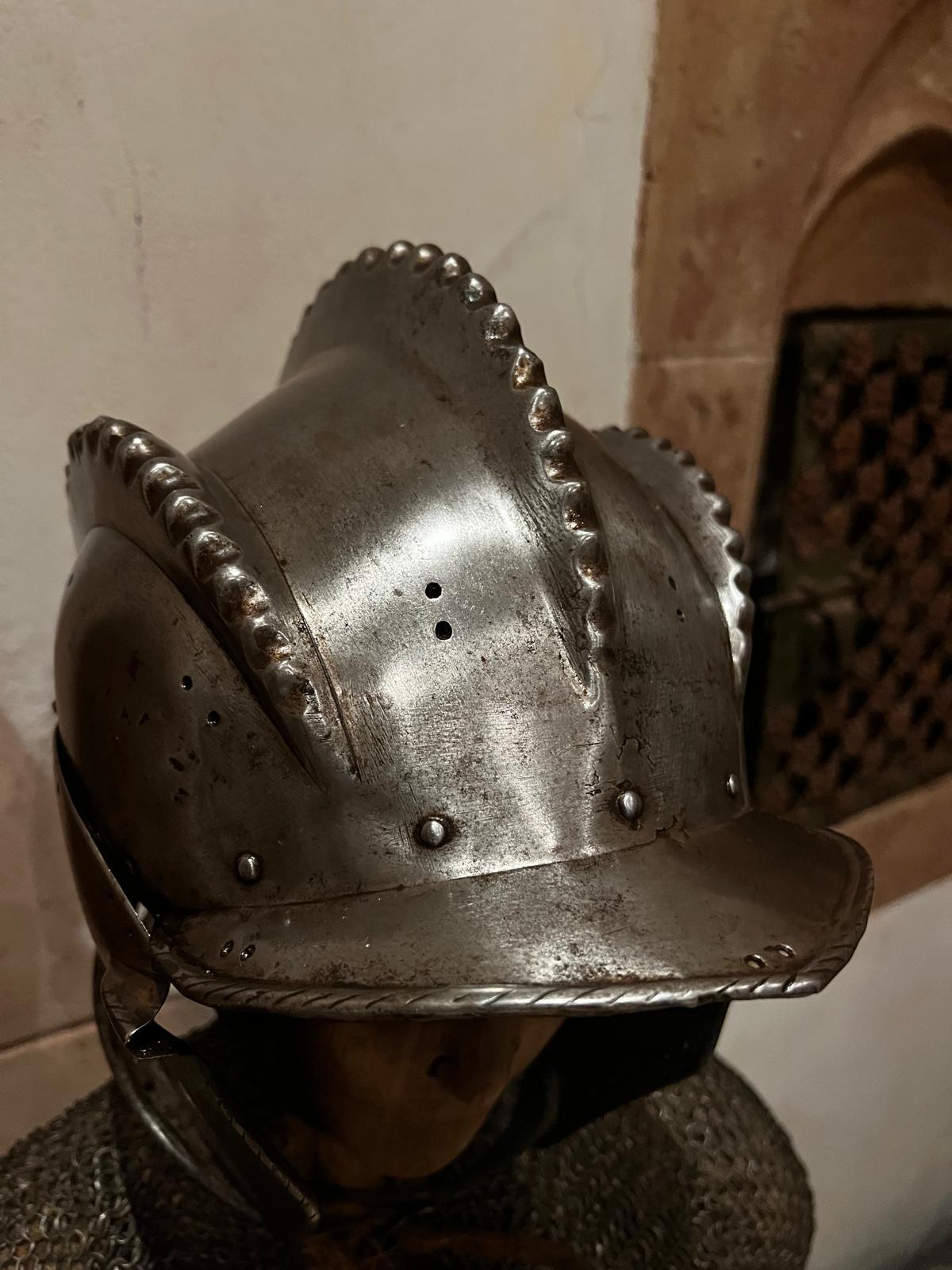 Gothique Rare armure d'infanterie italienne du 16e siècle avec casque à bonnet et hallebarde en vente