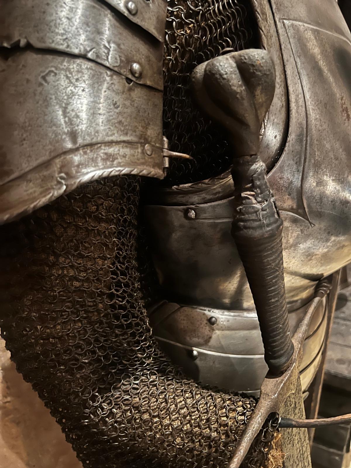 Allemand Rare armure d'infanterie italienne du 16e siècle avec casque à bonnet et hallebarde en vente