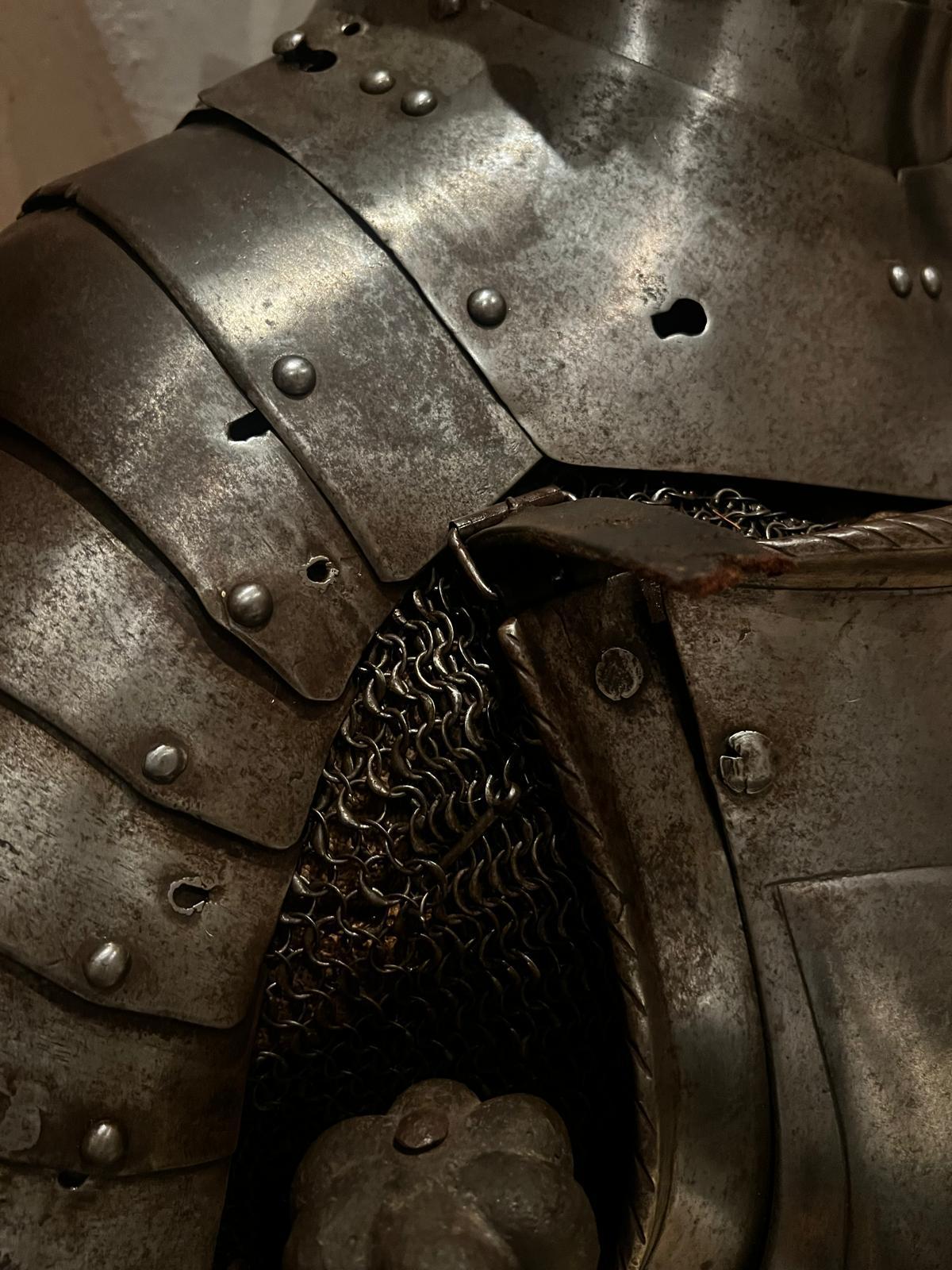 Rare armure d'infanterie italienne du 16e siècle avec casque à bonnet et hallebarde Bon état - En vente à Doha, QA