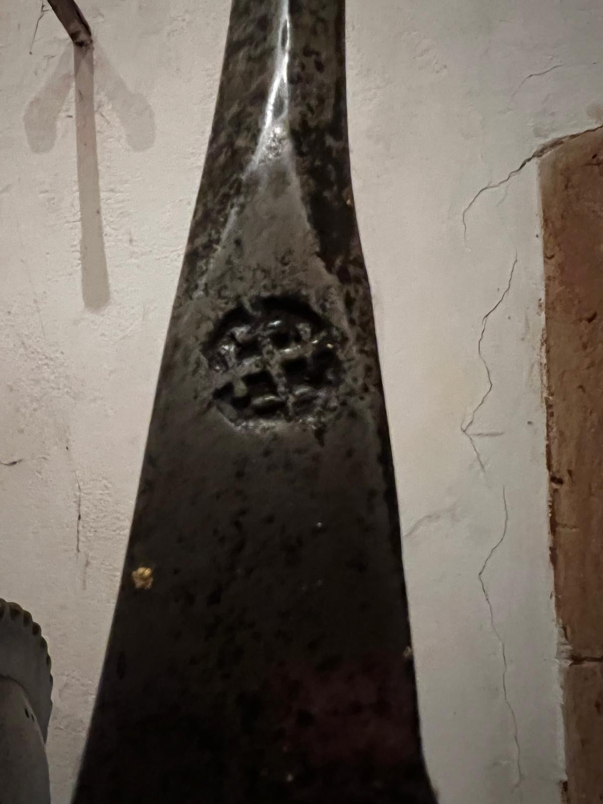 XVIIIe siècle et antérieur Rare armure d'infanterie italienne du 16e siècle avec casque à bonnet et hallebarde en vente