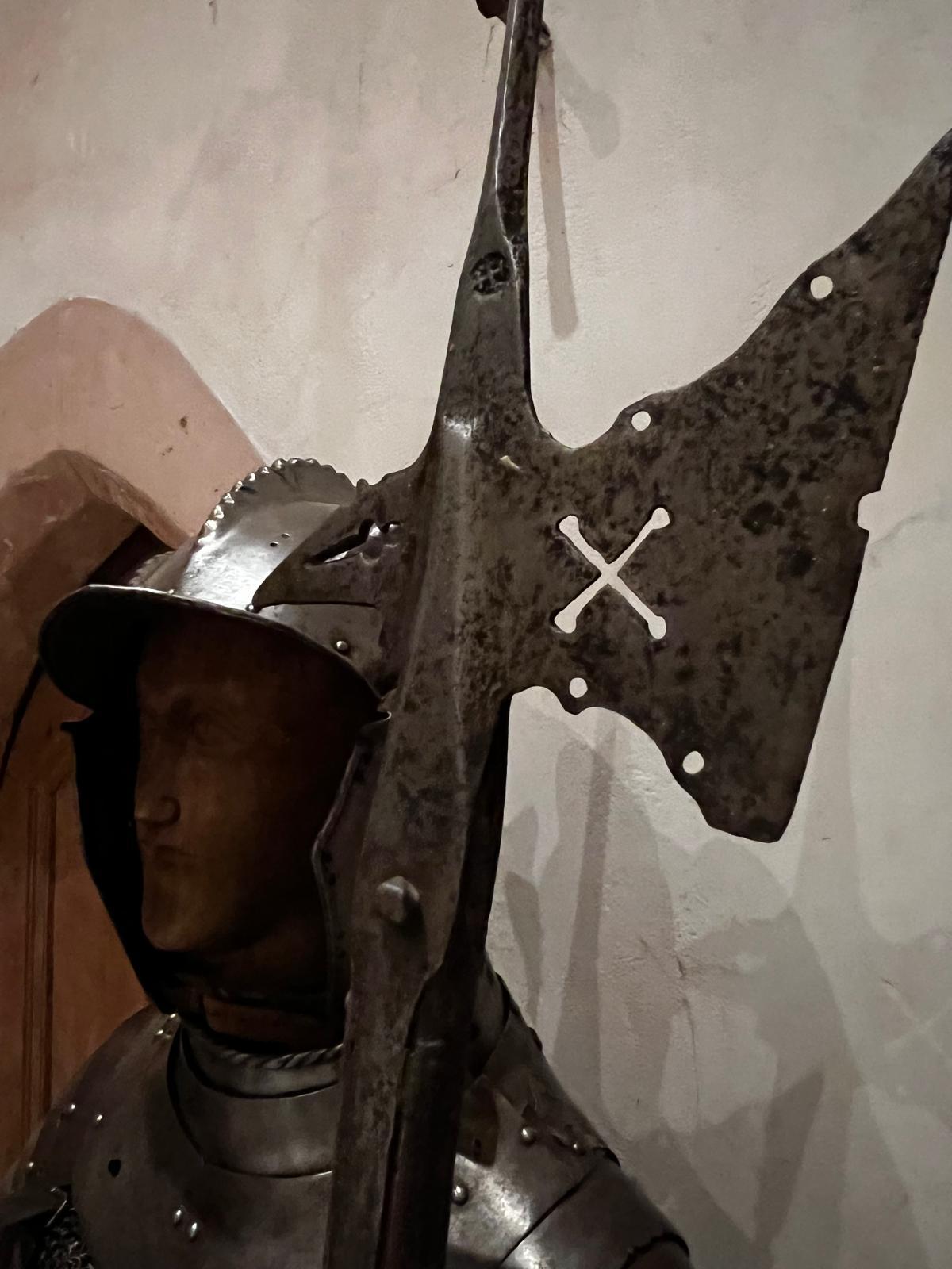 Acier Rare armure d'infanterie italienne du 16e siècle avec casque à bonnet et hallebarde en vente