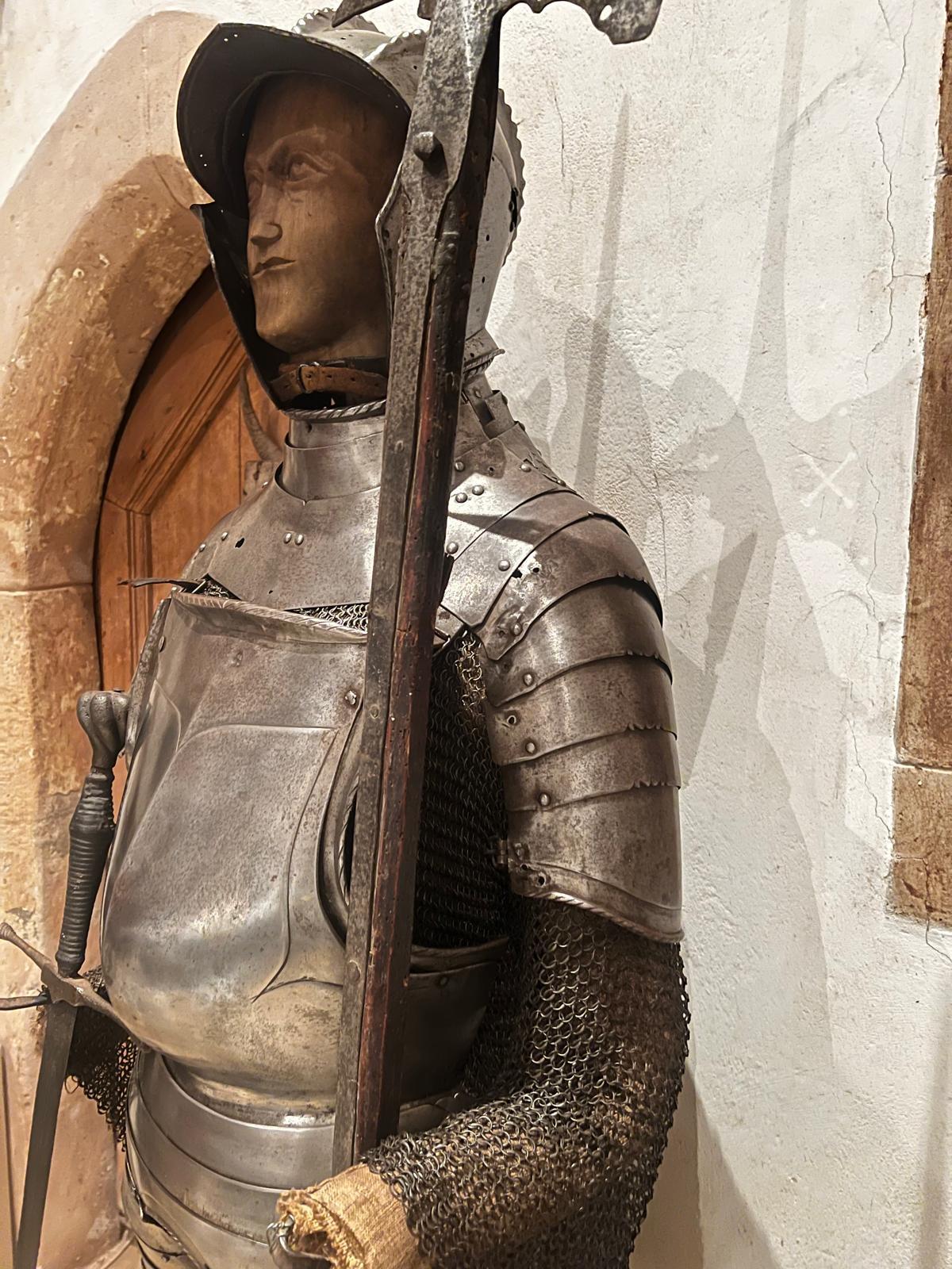 Rare armure d'infanterie italienne du 16e siècle avec casque à bonnet et hallebarde en vente 1