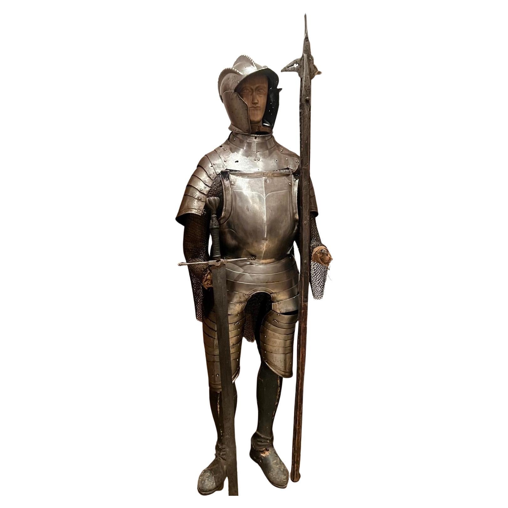 Rare armure d'infanterie italienne du 16e siècle avec casque à bonnet et hallebarde en vente
