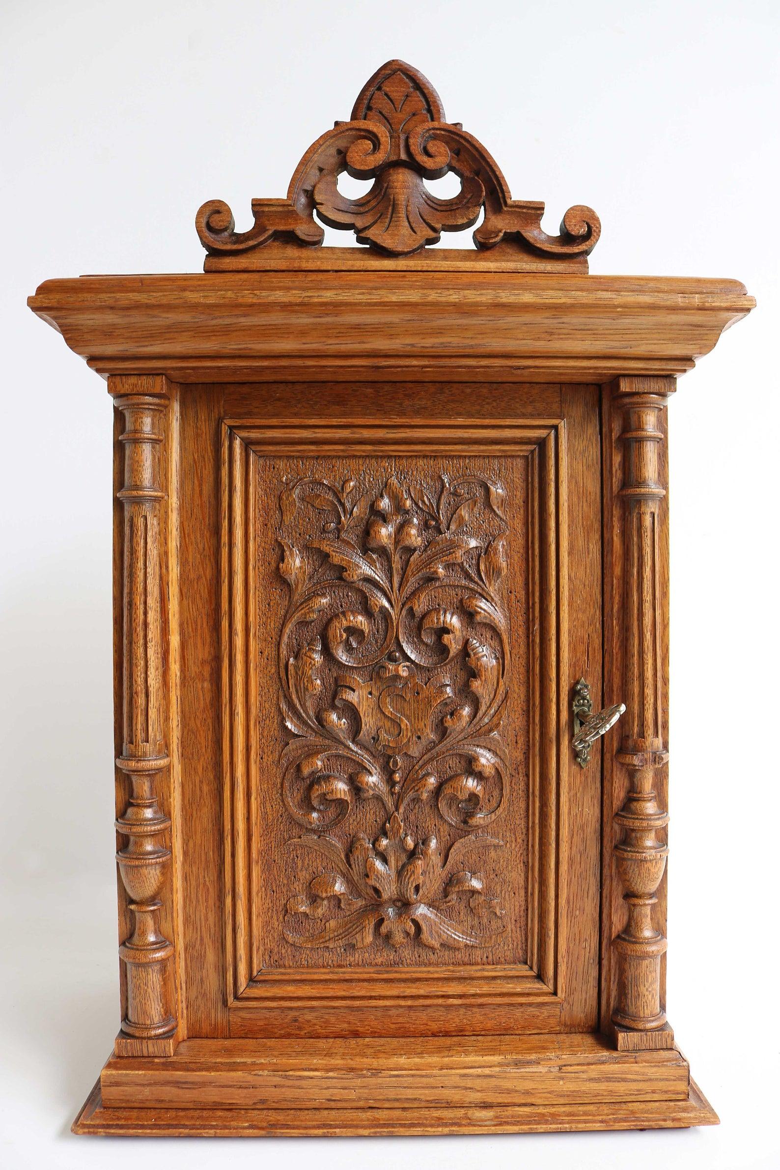 Antique German wood carved medicine bathroom kitchen cabinet small wall cabinet Apothecary Key-cabinet 1900 Authentic Sanitätskasten

Gorgeous German antique oak wood carved standing or hanging cupboard.
Truly a beautiful authentic medicine