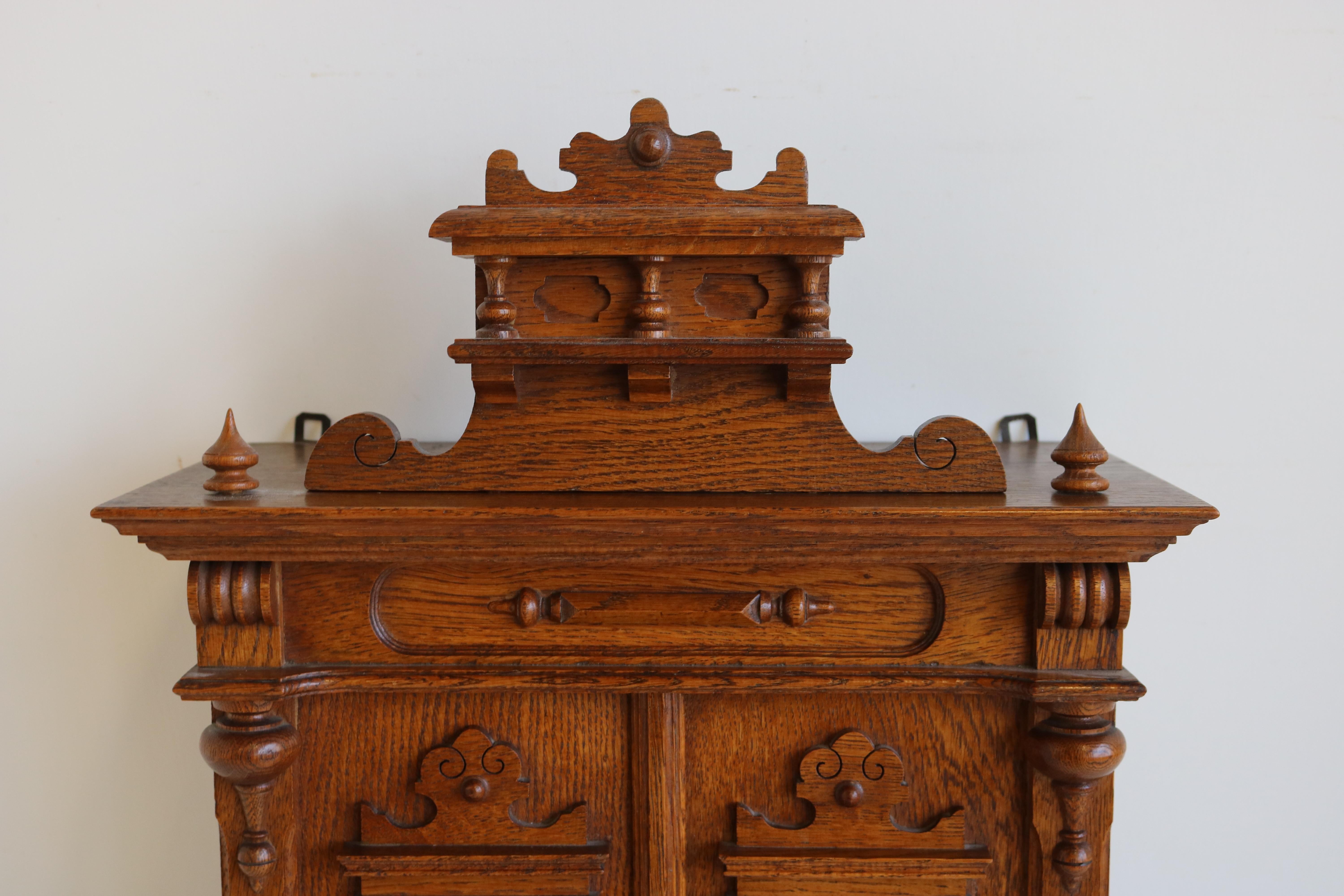 Magnificent and ultra rare Gründerzeit wall cabinet.
Striking German design from the 1880s.
Solid oak and original oak veneer with marvelous patina 
This wonderful piece of furniture is a miniature version of a German chest model