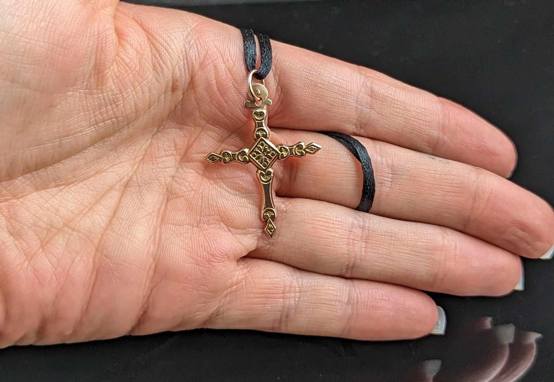 Antiker deutscher 9 Karat Goldkreuz-Anhänger, geblümt, antik 5