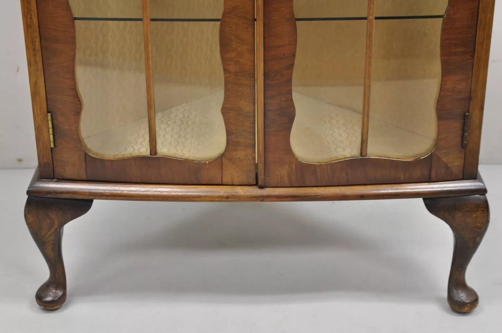 Antique German Art Deco Burl Walnut 2 Door Small Corner Curio Display Cabinet In Good Condition In Philadelphia, PA