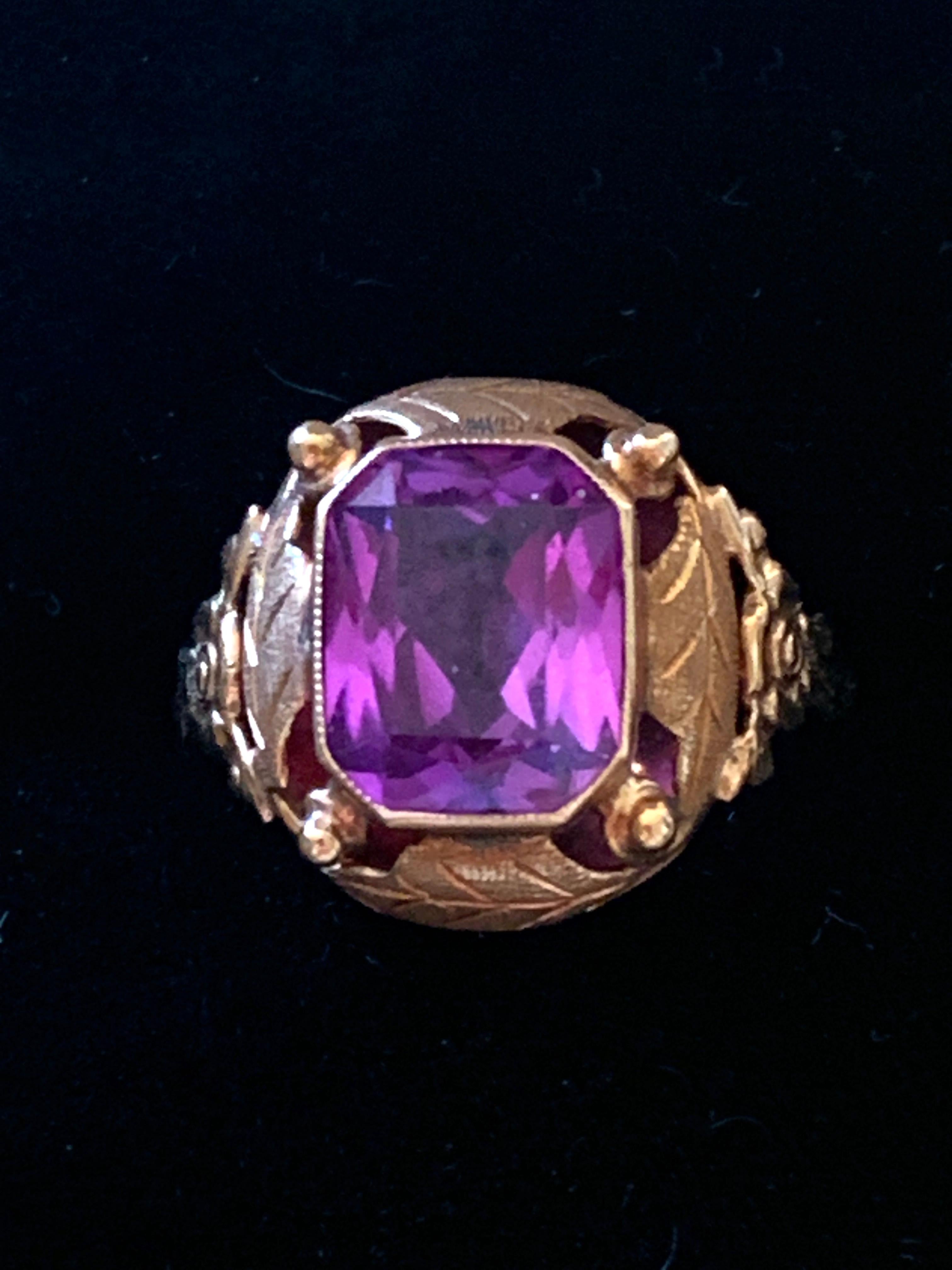 Anello di ametista antico in stile Art Nouveau tedesco
Pforzheim, Germania - circa 1900-1914

Anello Art Nouveau datato all'inizio del XX secolo e realizzato in oro 14ct, 
con una vibrante ametista dal taglio radiante di una ricca tonalità viola.