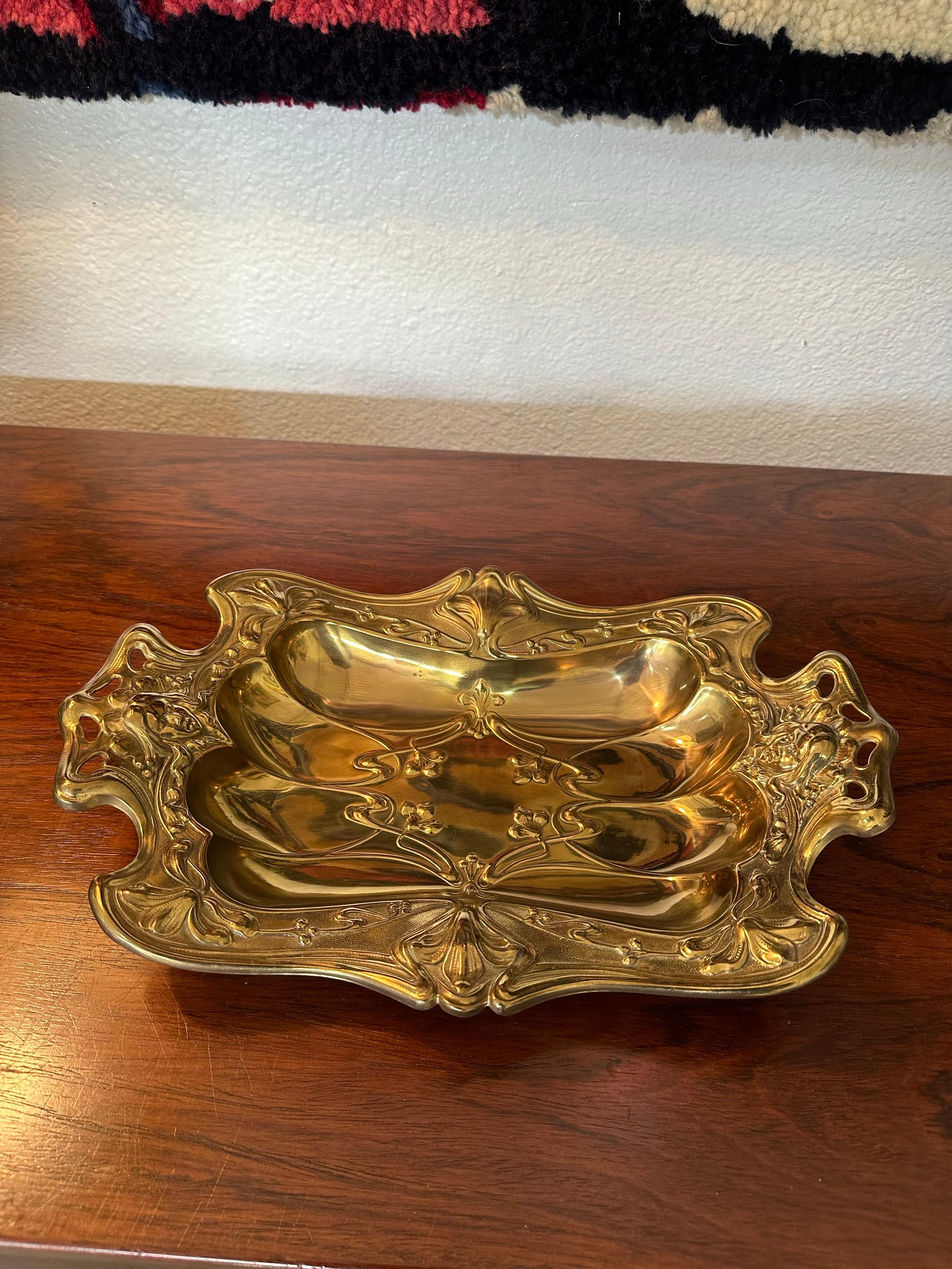 Art Nouveau Antico vassoio decorativo tedesco in ottone Art Decor degli anni '10 C.C. in vendita
