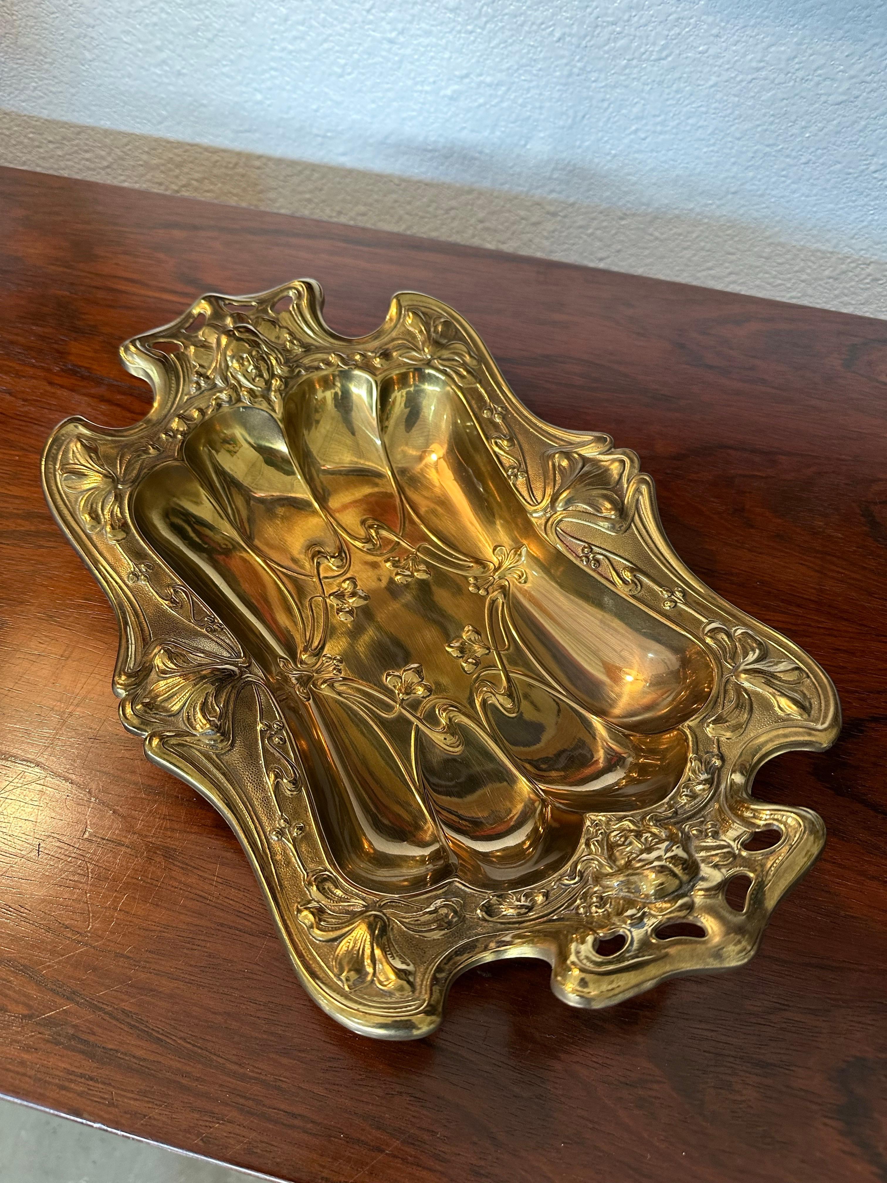 Tedesco Antico vassoio decorativo tedesco in ottone Art Decor degli anni '10 C.C. in vendita