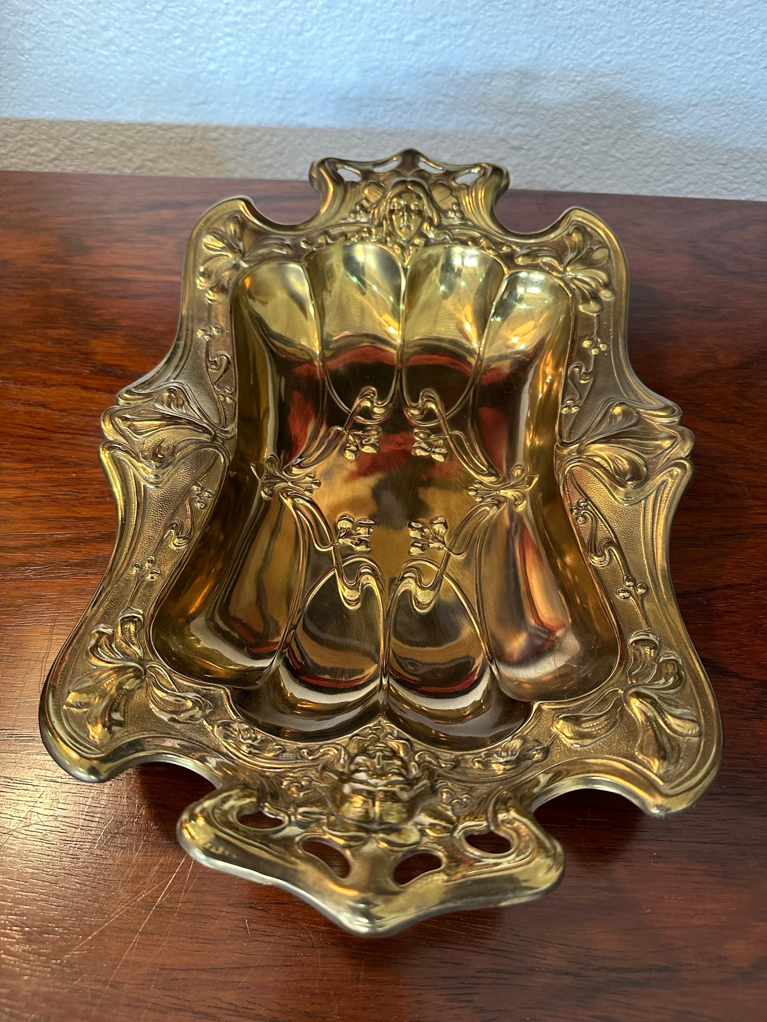Pressato Antico vassoio decorativo tedesco in ottone Art Decor degli anni '10 C.C. in vendita