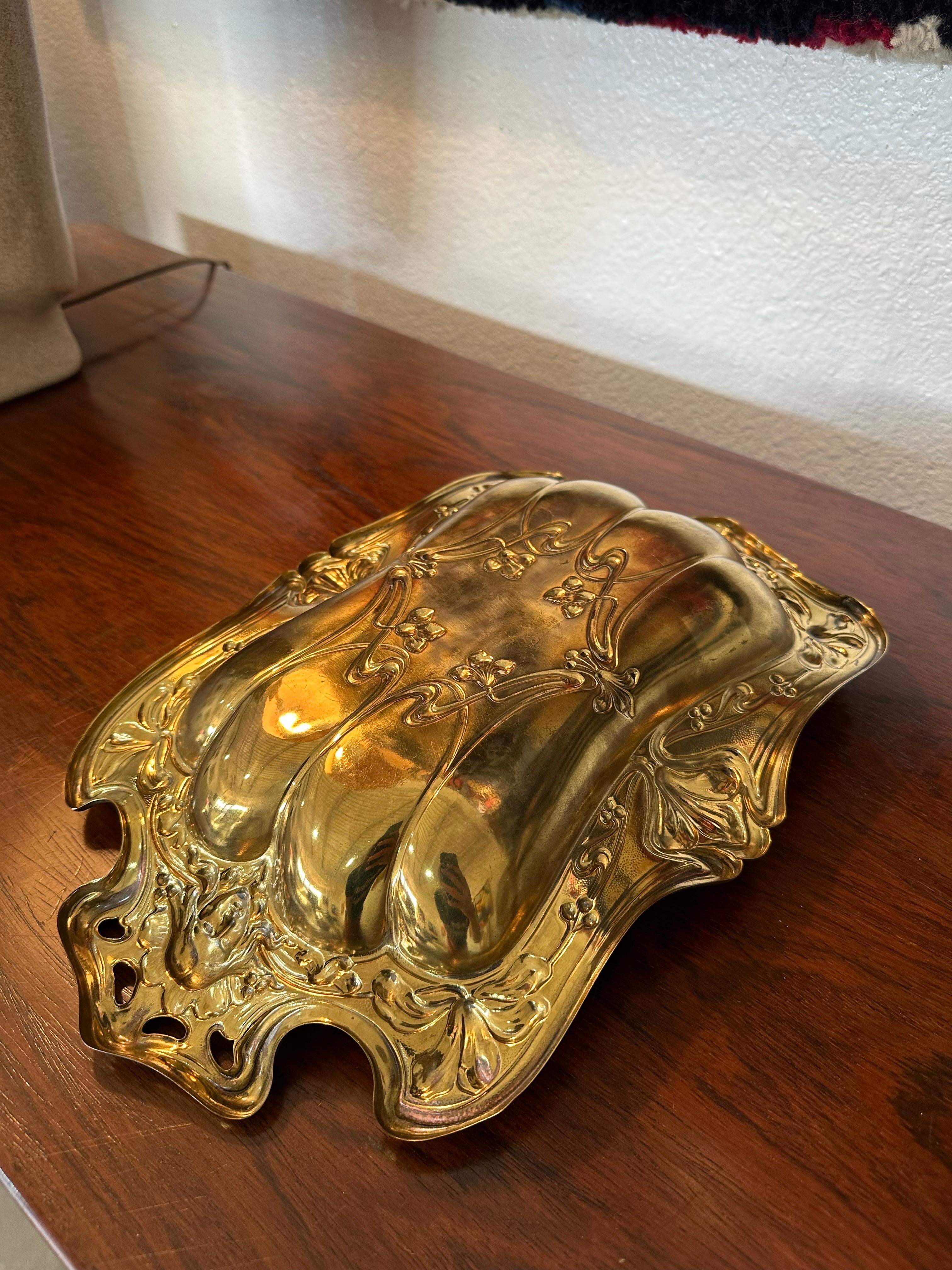 Antico vassoio decorativo tedesco in ottone Art Decor degli anni '10 C.C. in vendita 1