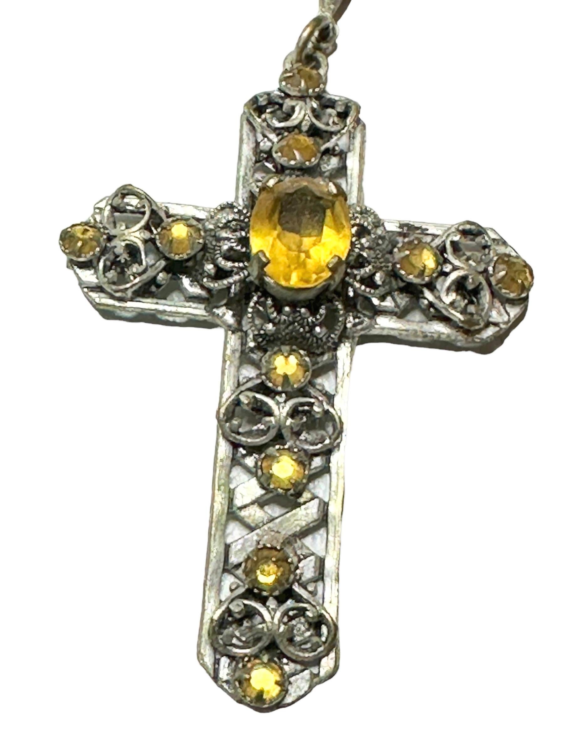 This lovely stylish pendant or hanger was made to hang on a chain. Made in Germany, circa 1900s.
A very pretty piece of antique jewellery which would make a fine addition to any collection. The measurements given in dimensions section refers to the