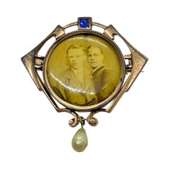 Antico gioiello tedesco Art Nouveau Spilla Memory Ormolu con Stone, 1900s