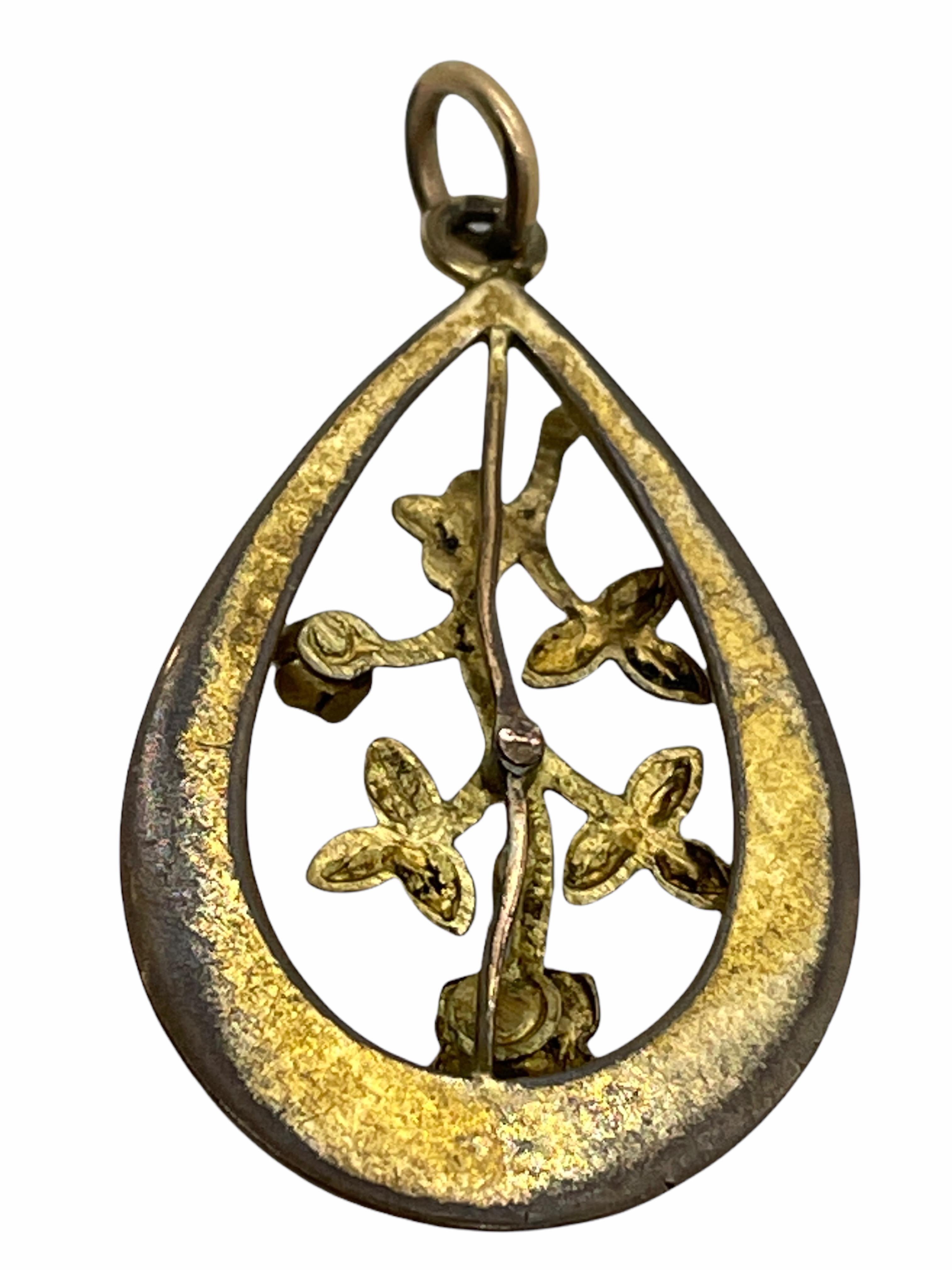 This lovely stylish pendant or hanger was made to hang on a chain. Made in Germany, circa 1900.
A very pretty piece of antique jewellery which would make a fine addition to any collection. It is approximate 1 1/2