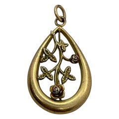 Antico gioiello tedesco Art Nouveau Ciondolo con ramo di rosa in ormolu, 1900