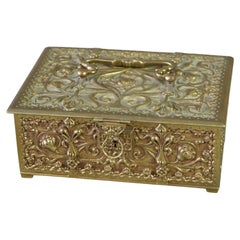 Antico umidificatore per sigari tedesco in bronzo dorato e pesantemente goffrato c1910